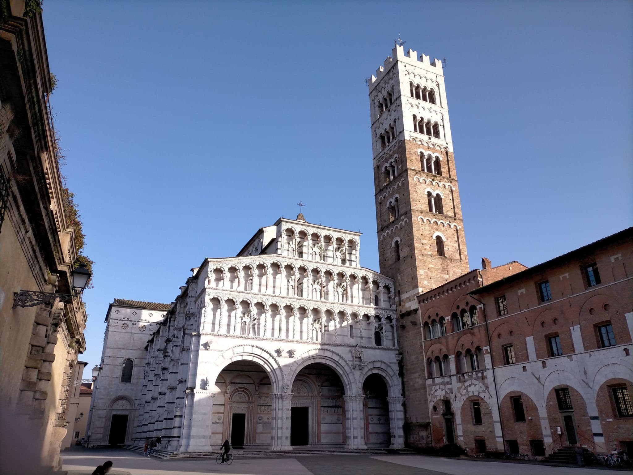Street view near B&B Il Duomo Lodging, Lucca — © johnnerine98 (CC BY-SA · Mapillary)