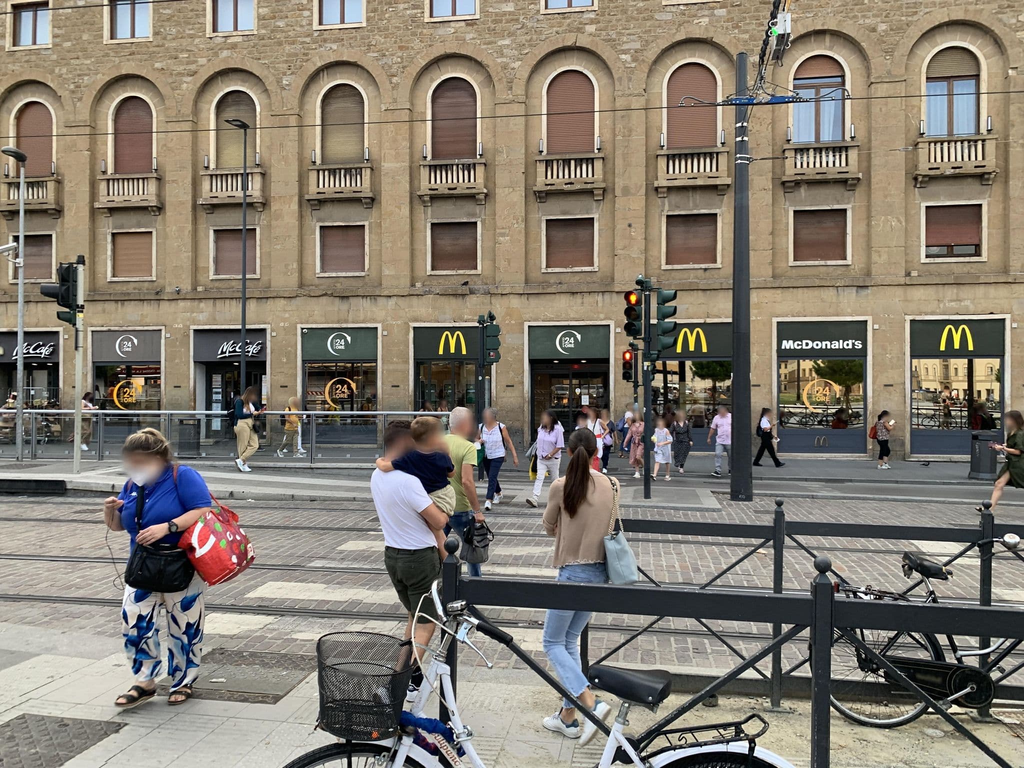 Street view near 7florence, Florence — © robot8a (CC BY-SA · Mapillary)