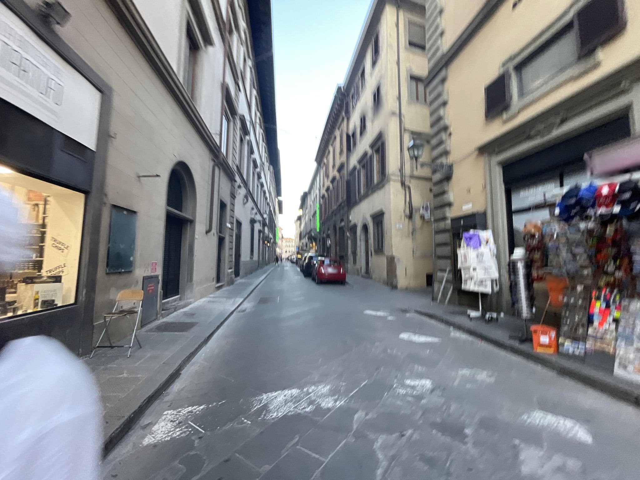 Street view near 플로라이프, Florence — © asturksever (CC BY-SA · Mapillary)