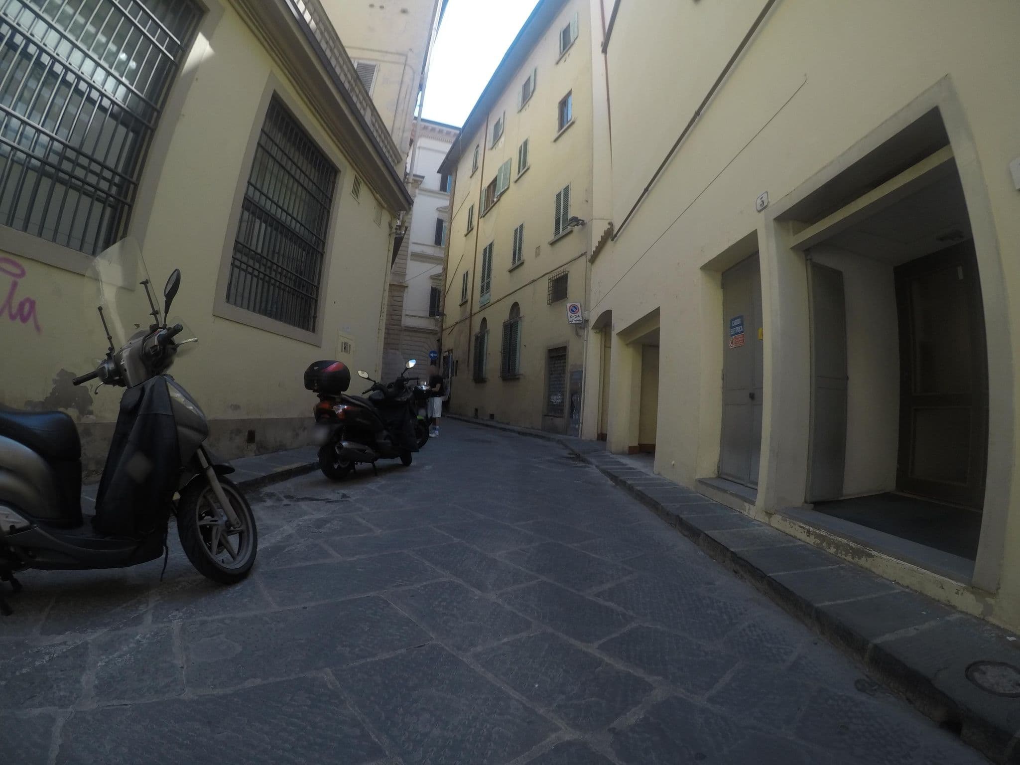Street view near Palazzo Dei Conti Residenza d’Epoca, Florence — © chrisbeddow (CC BY-SA · Mapillary)
