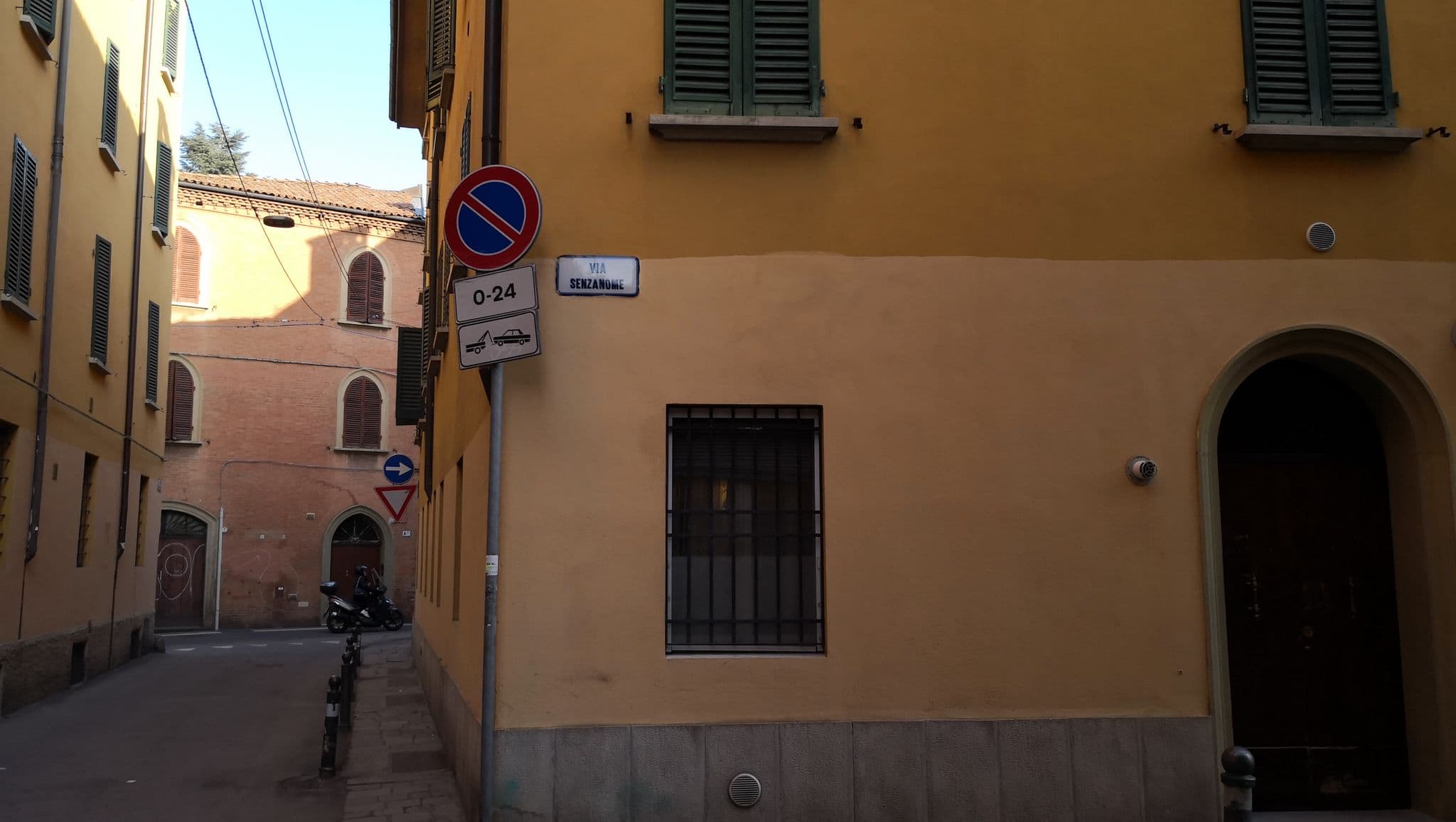 Street view near Elegant And Modern Loft In Medieval Bologna, Bologna — © linqh (CC BY-SA · Mapillary)