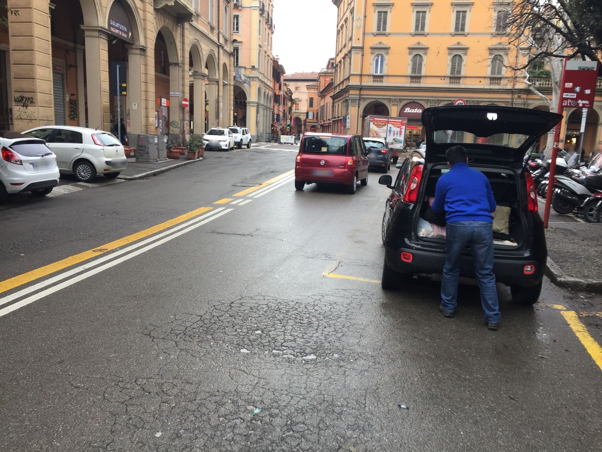 Street view near Bed And Breakfast Venturuni1, Bologna — © vipoosanan (CC BY-SA · Mapillary)