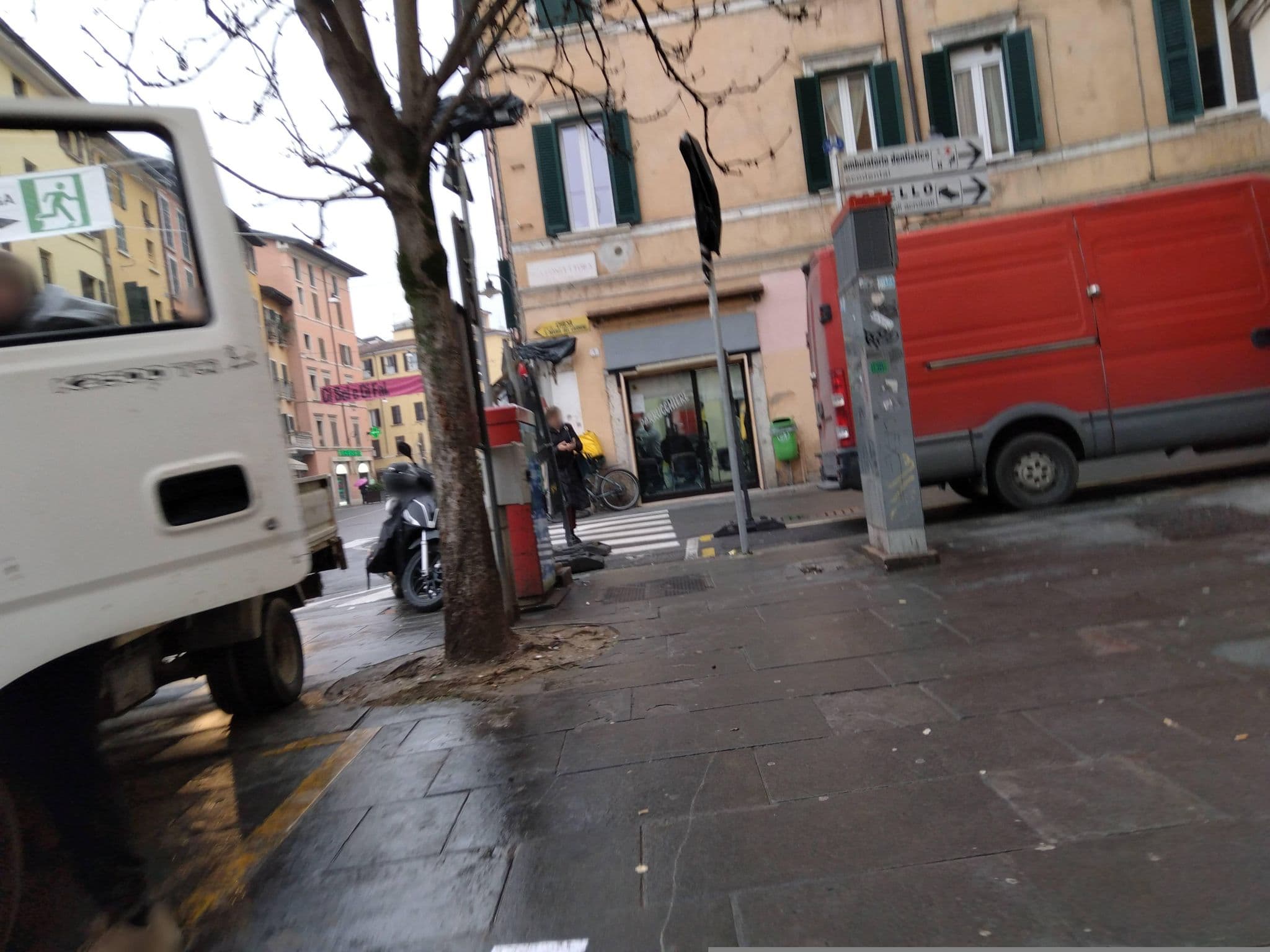 Street view near Luogo Comune Hostelo, Brescia — © mircozorzo (CC BY-SA · Mapillary)
