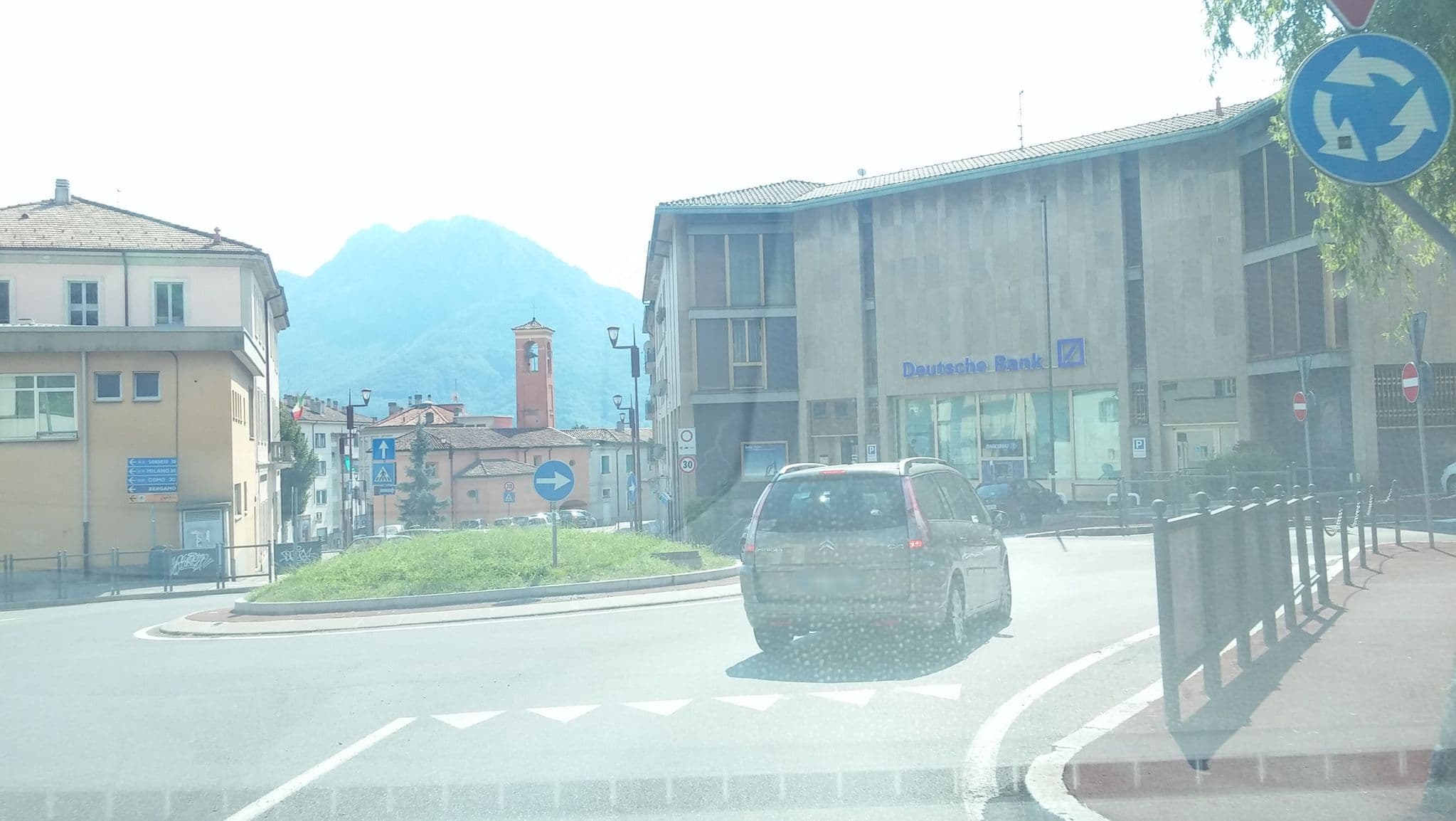 Street view near L'acero Rosso B&B, Lecco — © maxxer (CC BY-SA · Mapillary)
