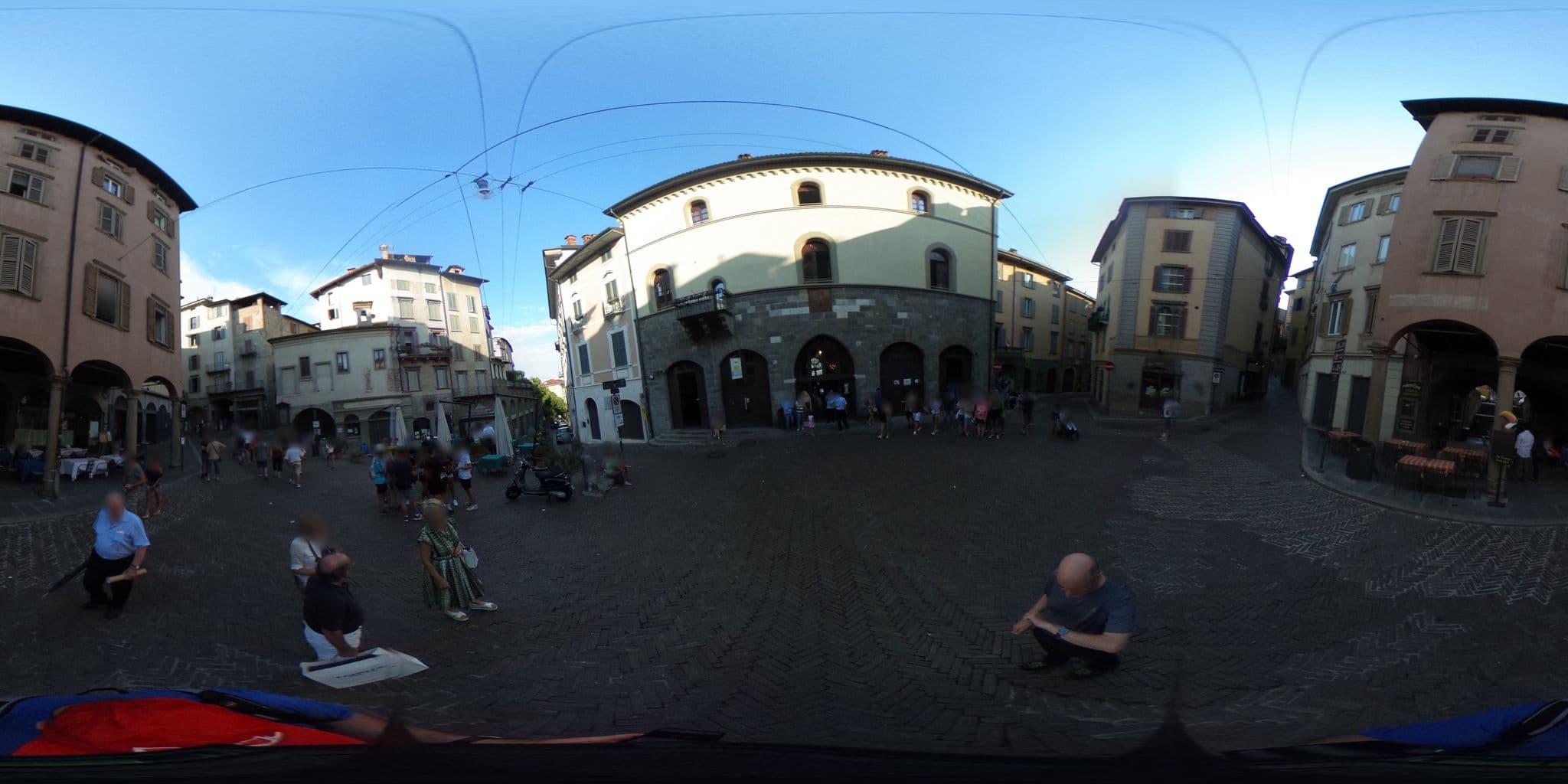 Street view near la luna blu in old town, Bergamo — © kaitu (CC BY-SA · Mapillary)