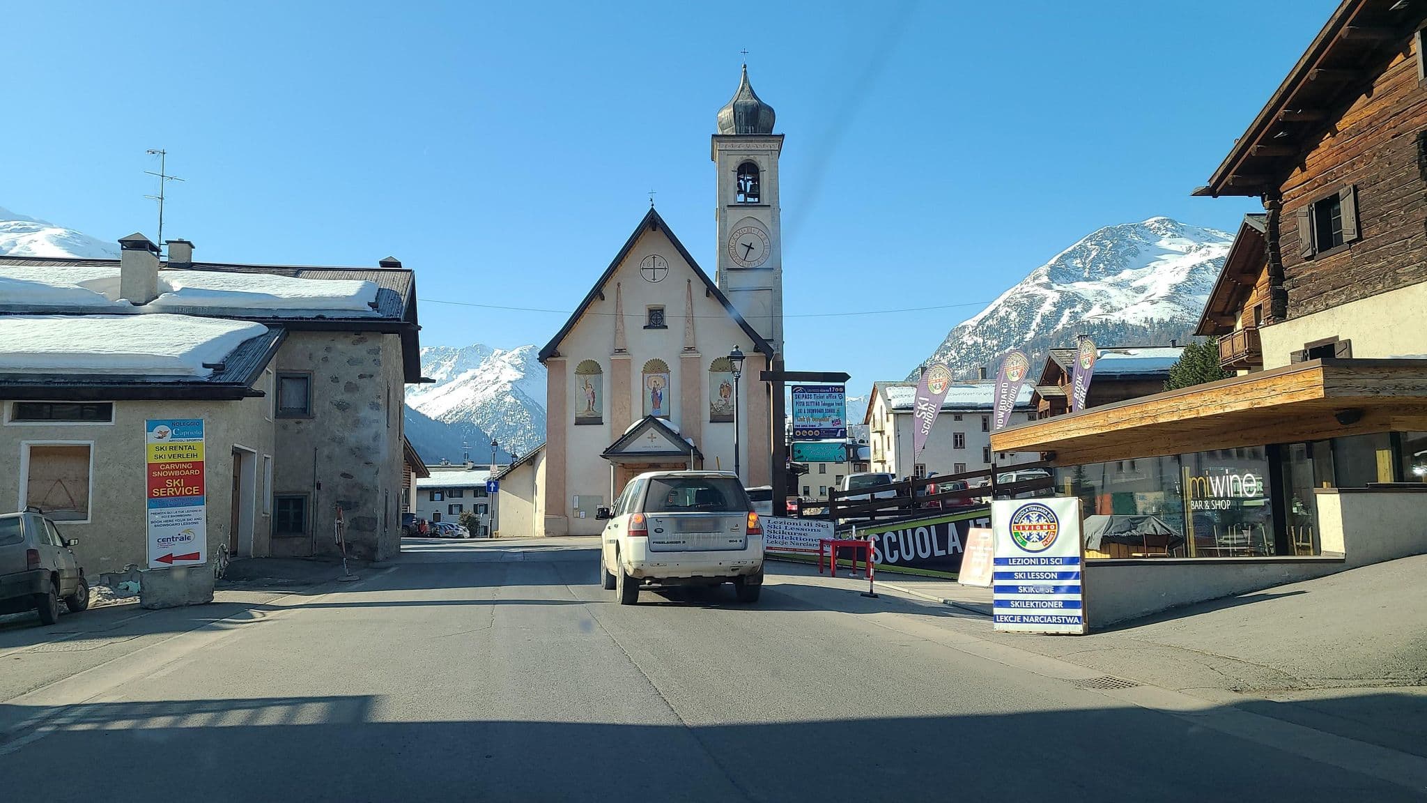 Street view near Hotel Nuova Villa, Livigno — © chrisbeddow (CC BY-SA · Mapillary)