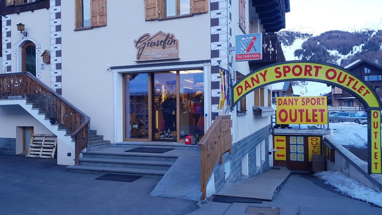 Street view near Bait dal Colocator, Livigno — © weinschaum (CC BY-SA · Mapillary)