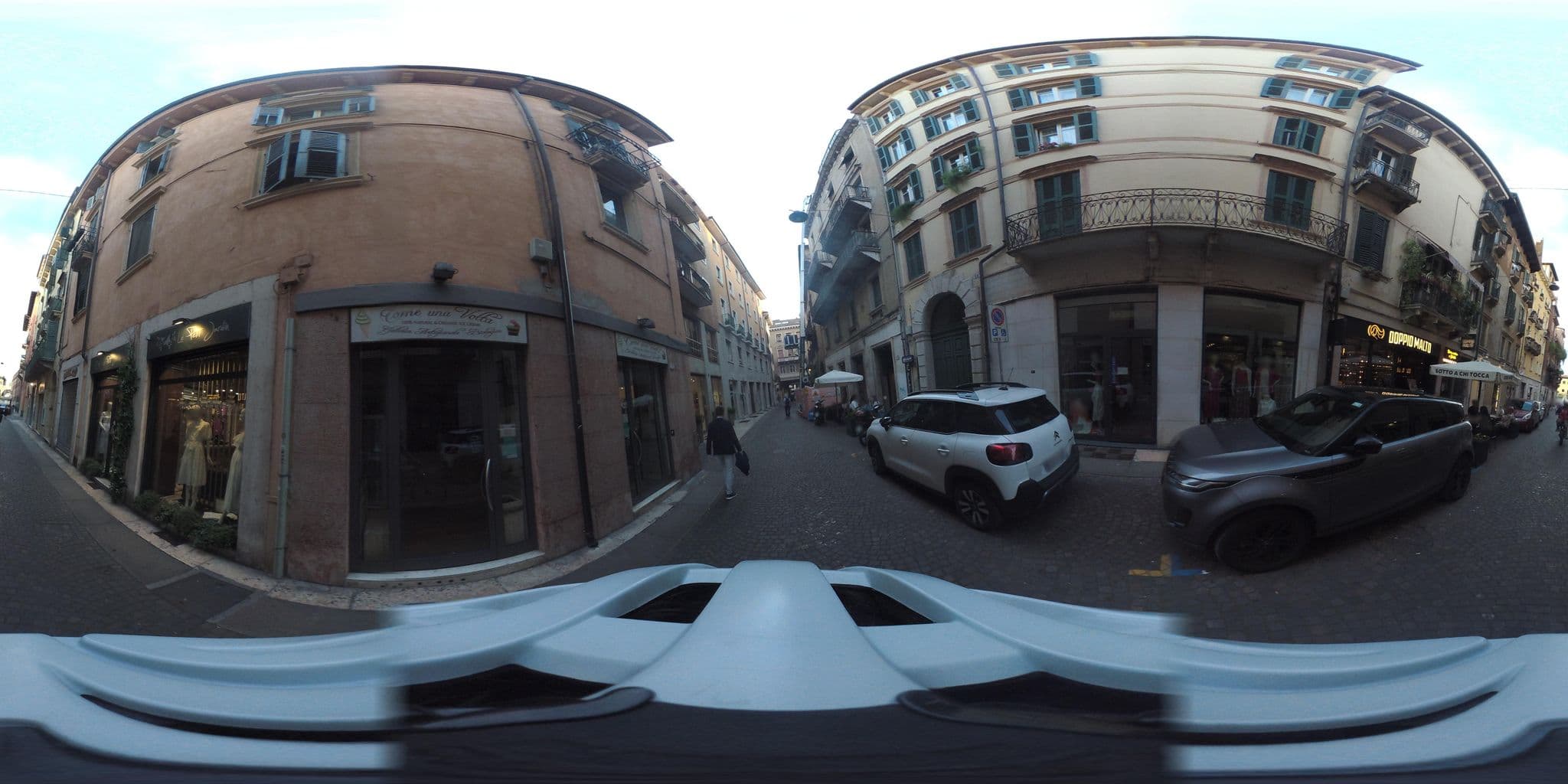 Street view near La Maison du Monde Verona Bed&Breakfast, Verona — © giubar (CC BY-SA · Mapillary)
