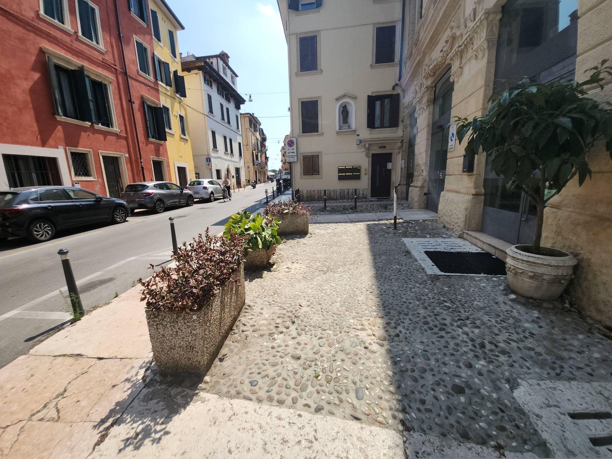 Street view near Veronetta lovely apartment, Verona — © giubar (CC BY-SA · Mapillary)