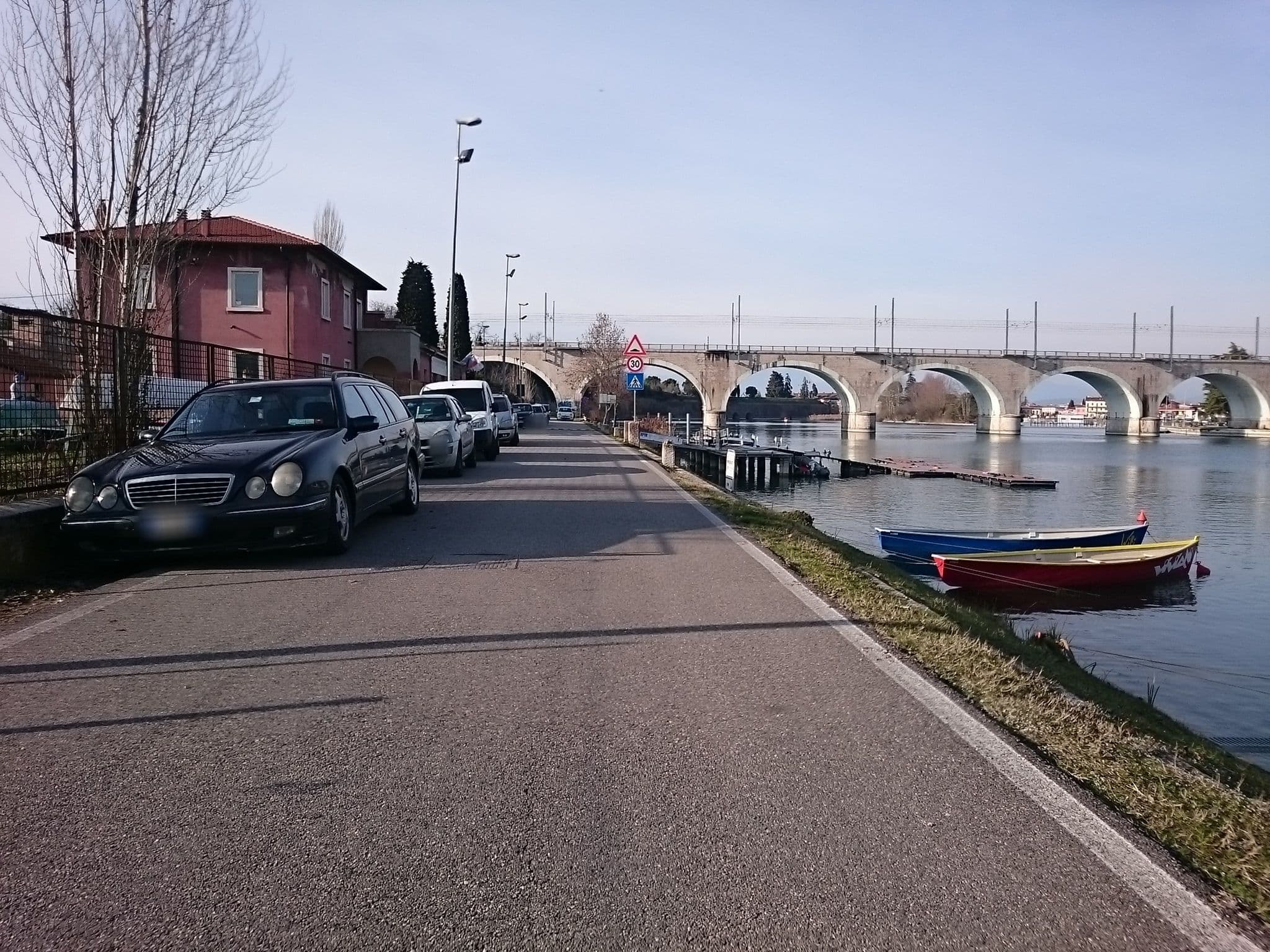 Street view near Aurora Aparthotel, Peschiera del Garda — © voschix (CC BY-SA · Mapillary)
