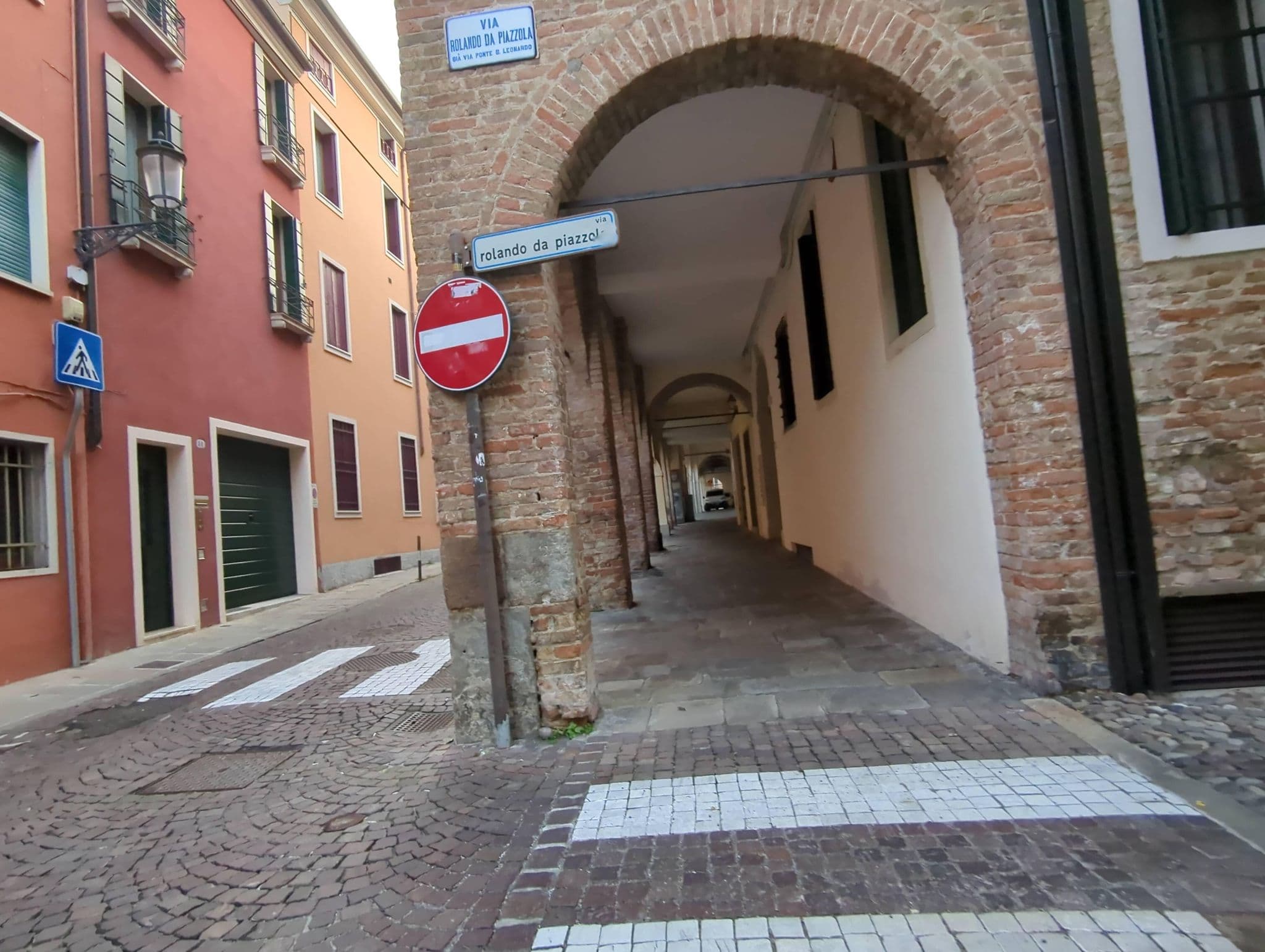 Street view near Hotel corso, Padua — © miguel_andrade (CC BY-SA · Mapillary)