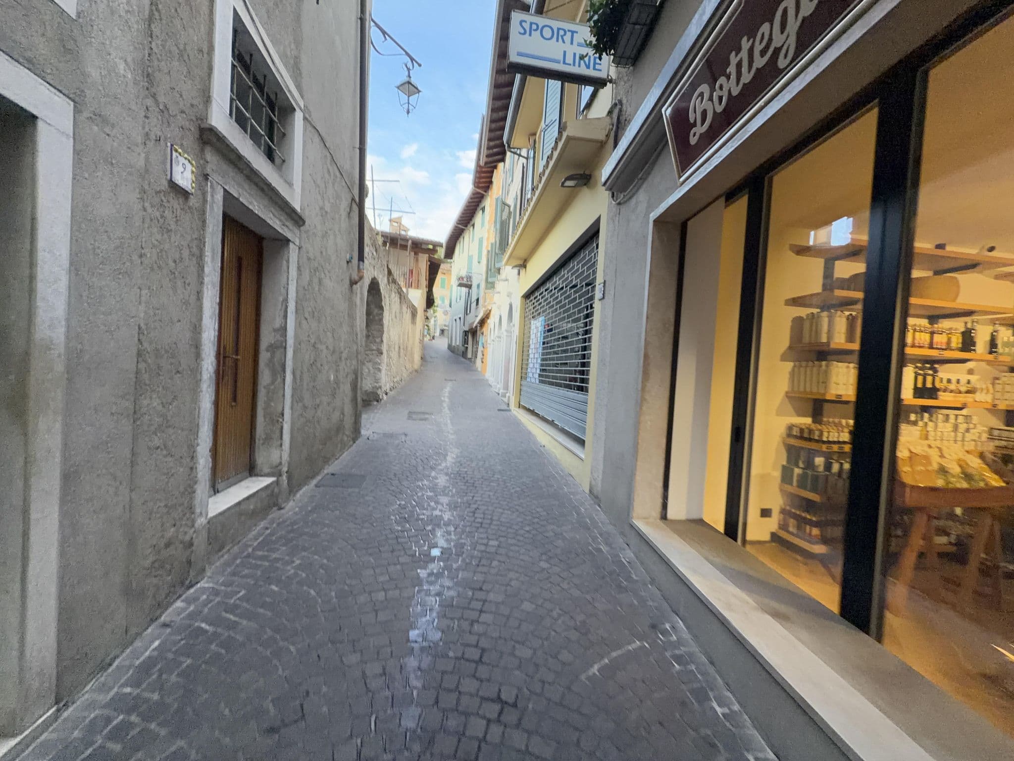 Street view near Gelateria Bellavista, Limone sul Garda — © boskoyevsky (CC BY-SA · Mapillary)