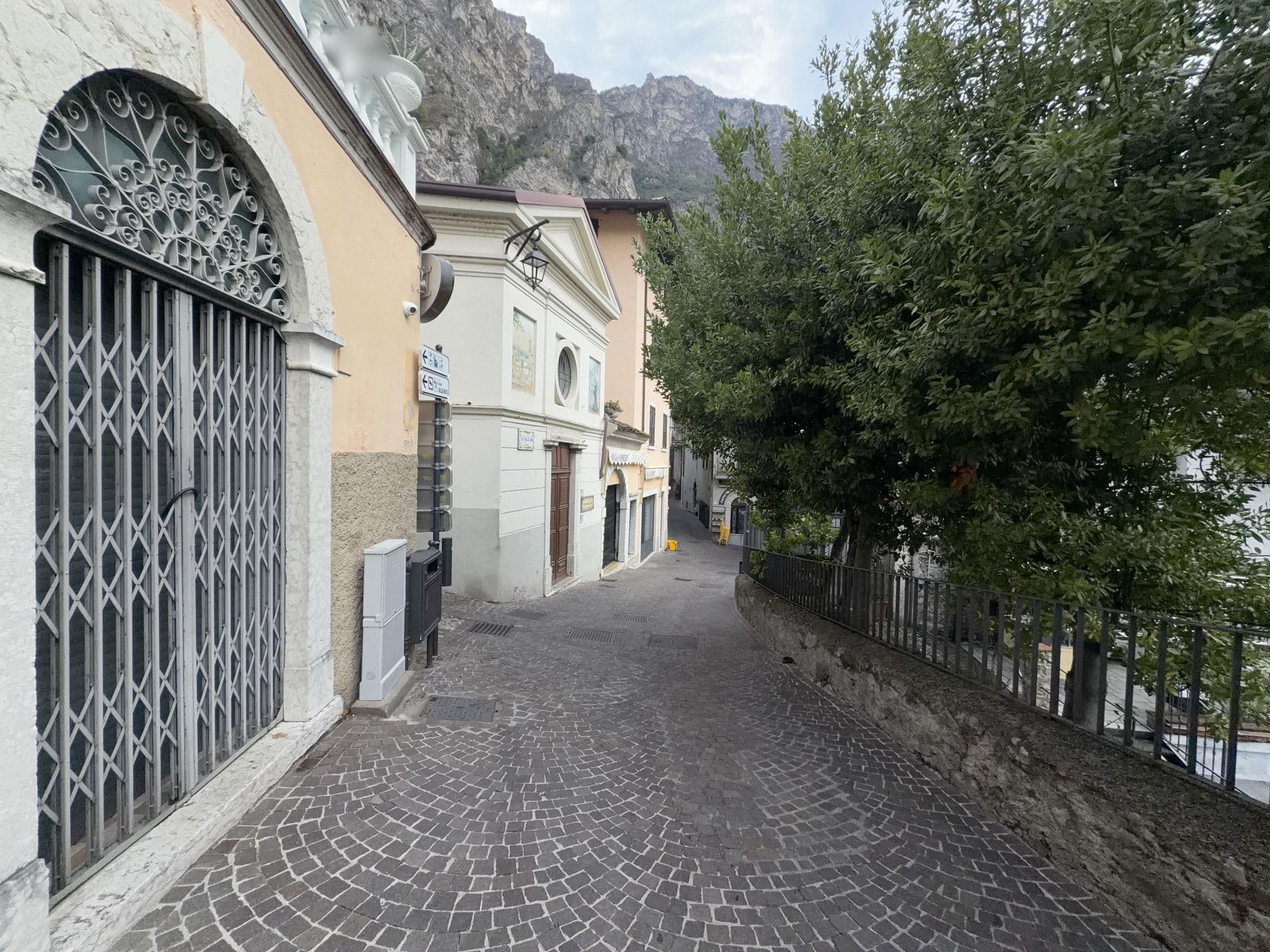 Street view near Bella Vacanza Limone, Limone sul Garda — © boskoyevsky (CC BY-SA · Mapillary)