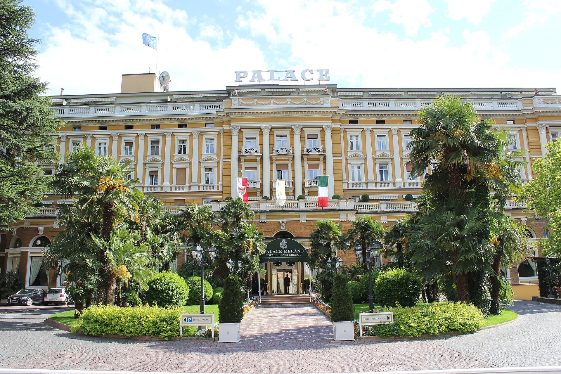 Palace Hotel (via Wikimedia Commons, CC BY-SA 3.0)
