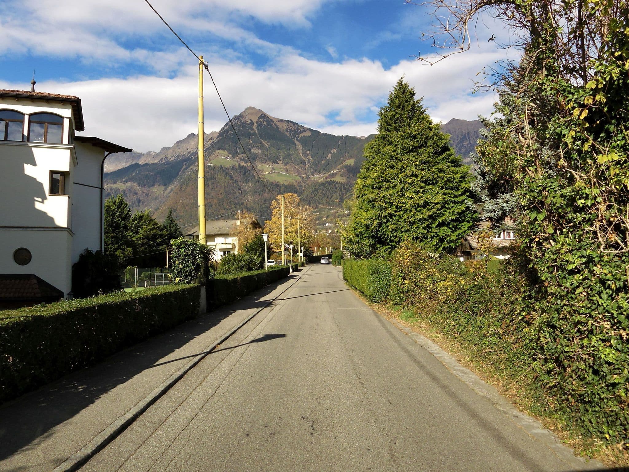 Street view near Jaeger Alois & C., Tirolo — © czmrtn (CC BY-SA · Mapillary)