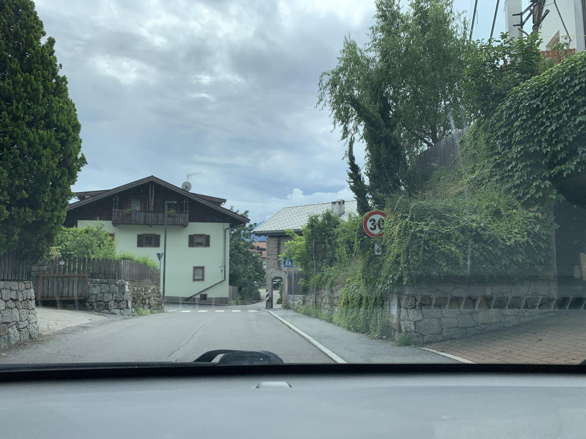 Street view near Nunnenmayrhof, Tirolo — © descilla (CC BY-SA · Mapillary)