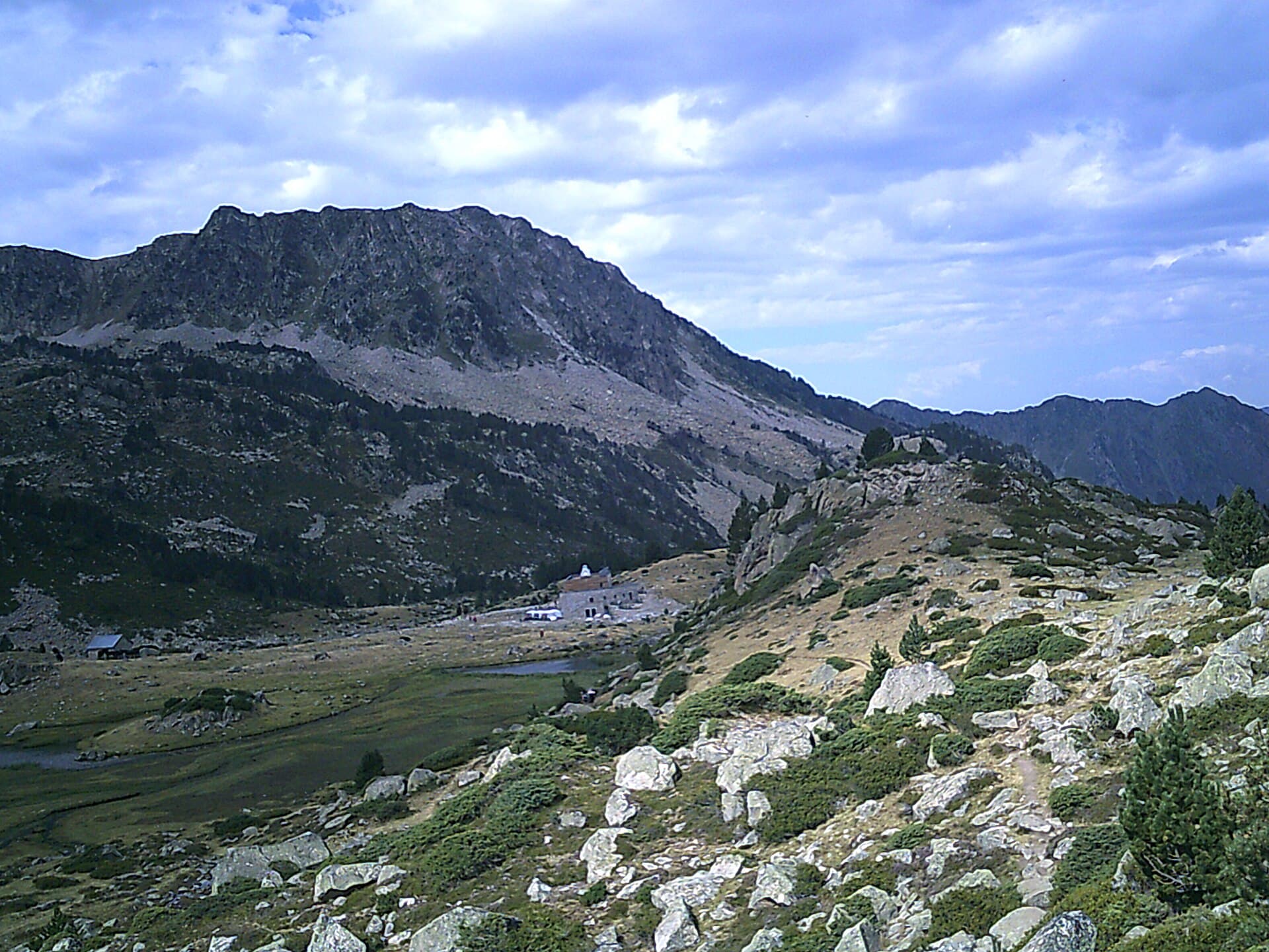 Refuge d'Aygues-Cluses (via Wikimedia Commons, CC BY 4.0)