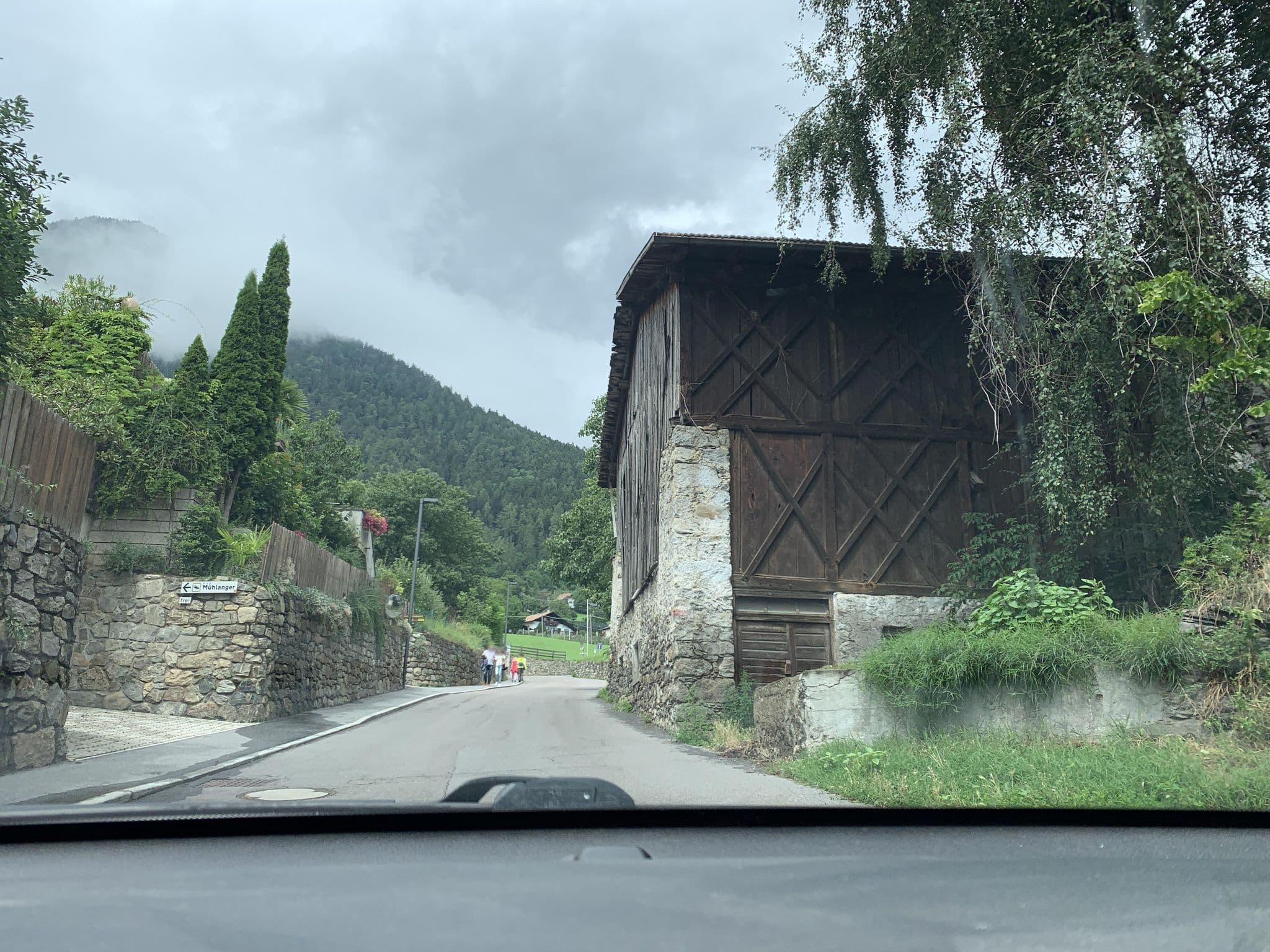 Street view near Garni Pöhl, Tirolo — © descilla (CC BY-SA · Mapillary)
