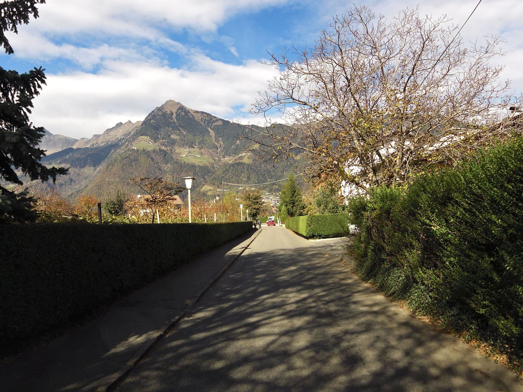 Street view near Pension Etschland, Tirolo — © czmrtn (CC BY-SA · Mapillary)