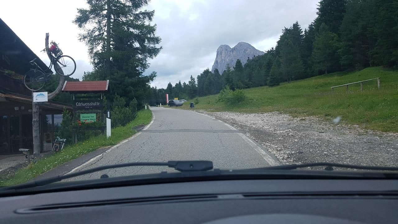 Street view near Edelweisshütte, Funes - Villnoess — © mik007 (CC BY-SA · Mapillary)