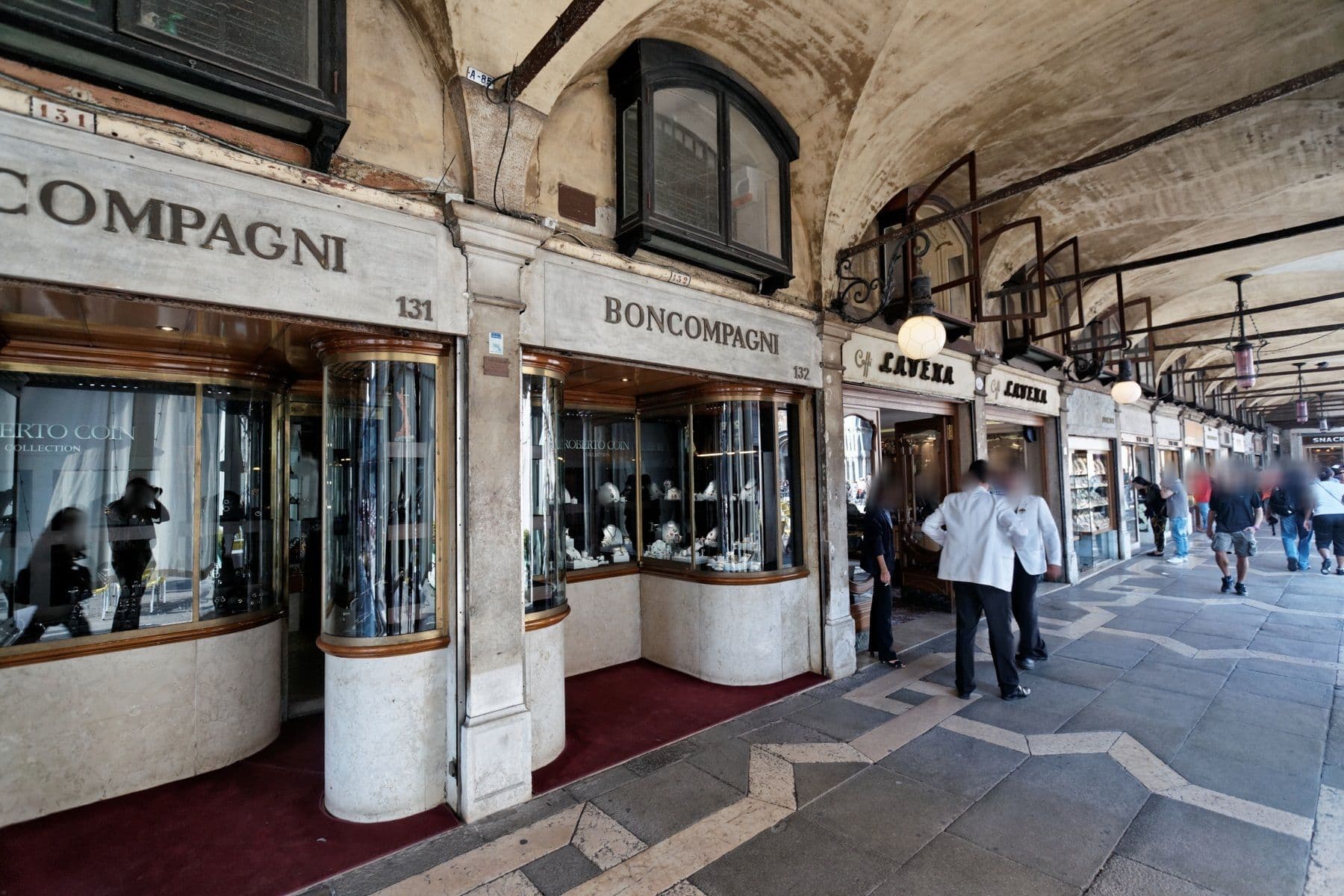 Street view near Bellevue Suites, Venice — © txllxt (CC BY-SA · Mapillary)