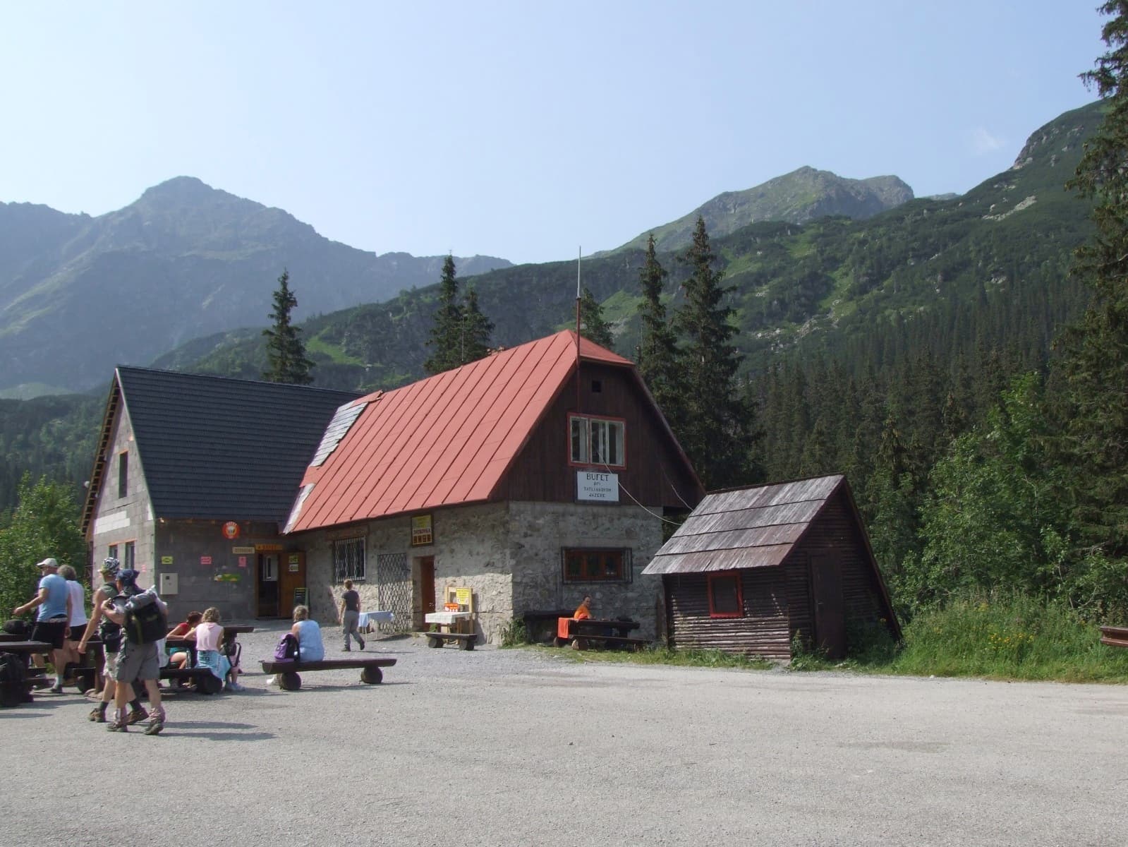 Ťatliakova chata (via Wikimedia Commons, CC BY-SA 3.0)
