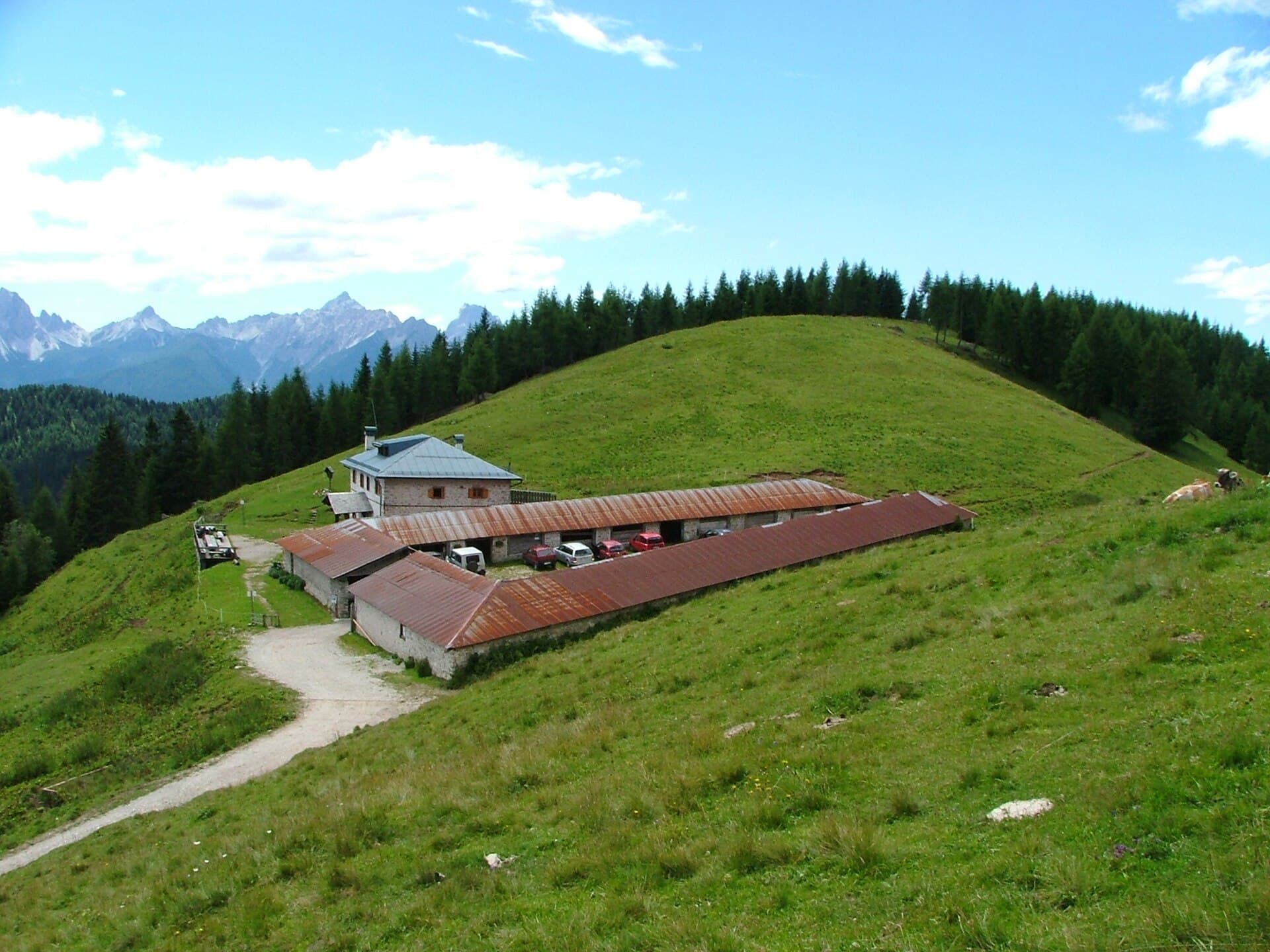 Rifugio Baión (via Wikimedia Commons, CC BY 3.0)