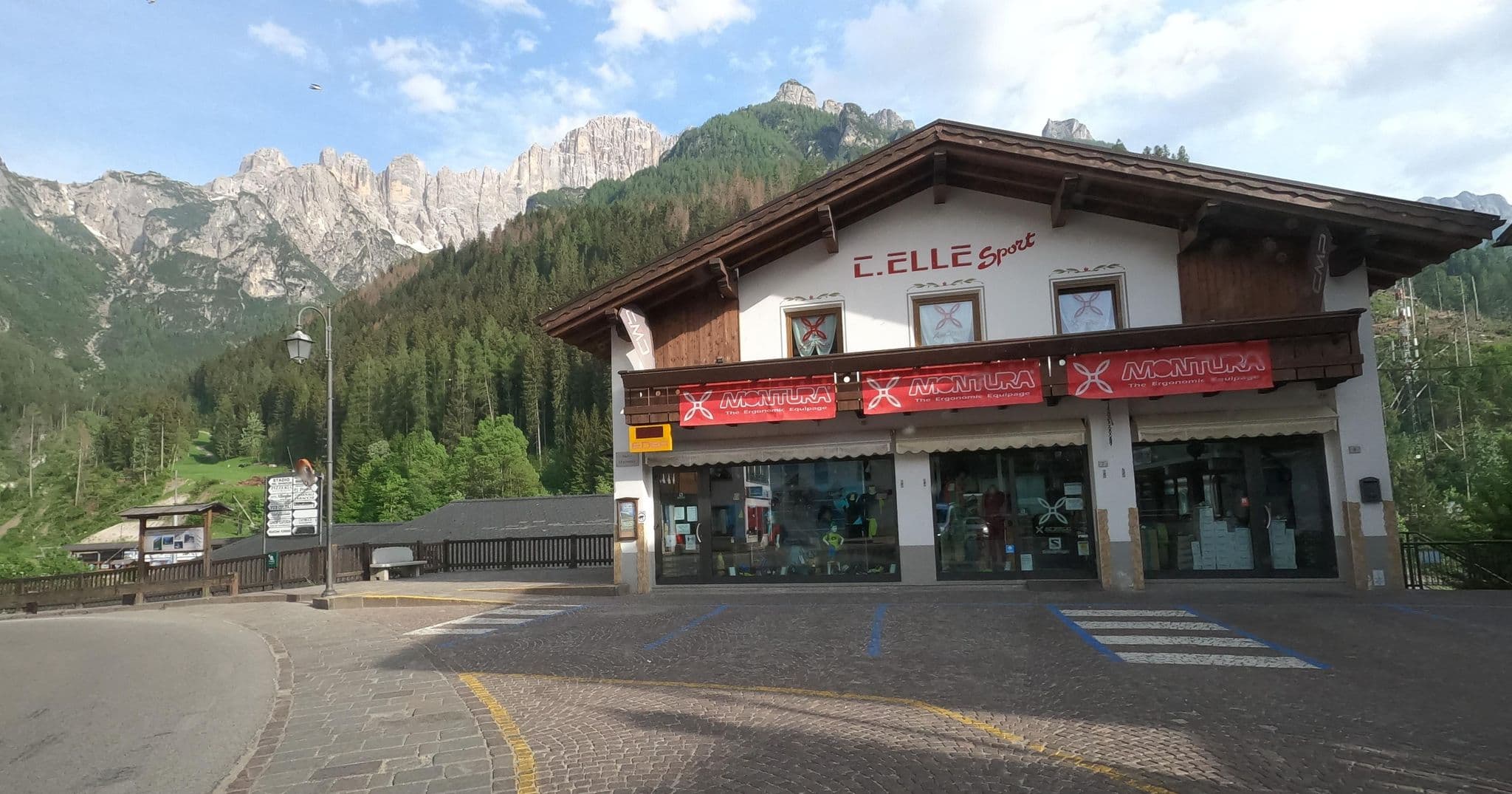 Street view near Edelweiss Apartments Dolomites, Cencenighe Agordino — © masterofnoroad (CC BY-SA · Mapillary)