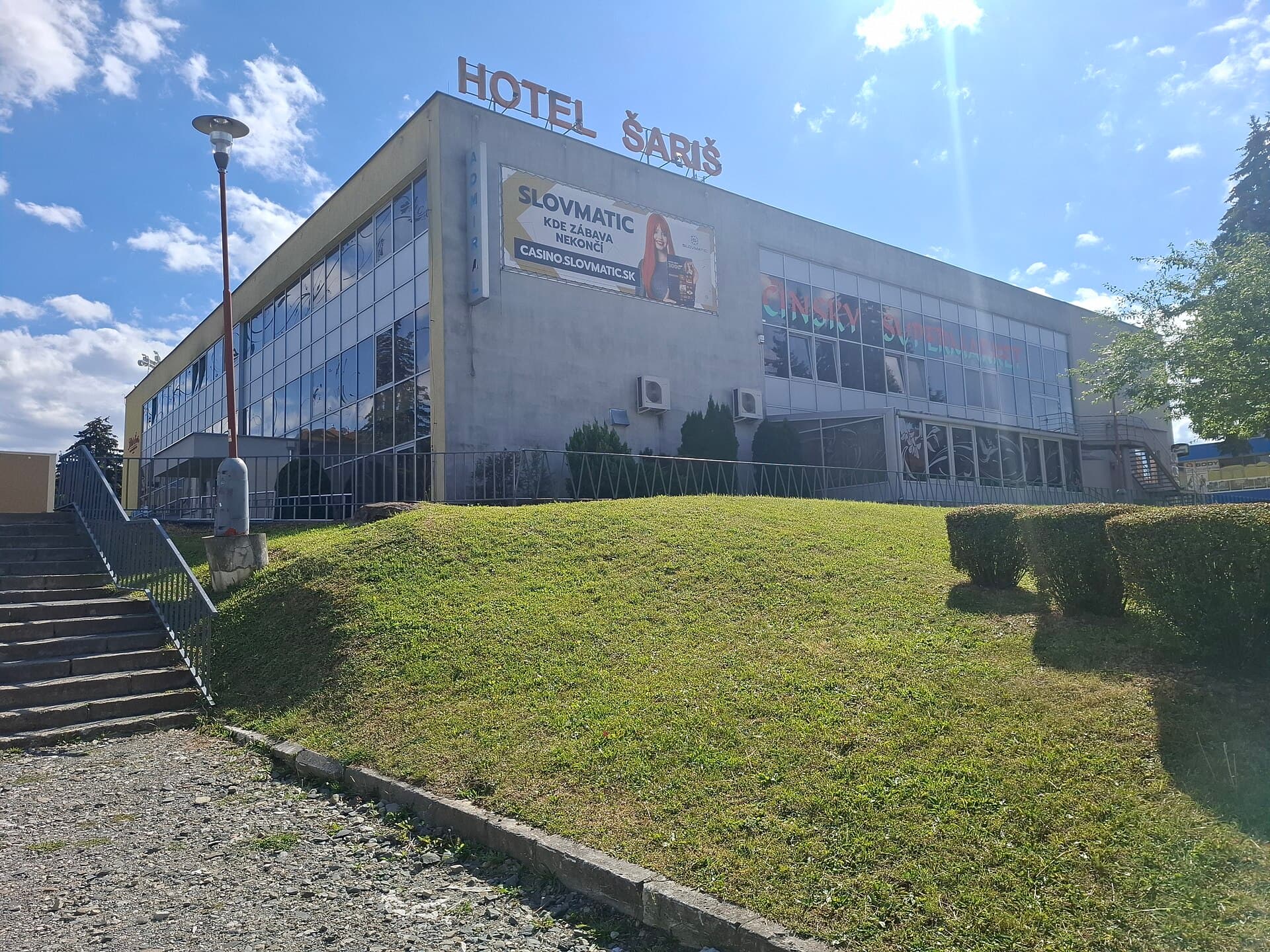 Hotel Šariš (via Wikimedia Commons, CC BY-SA 4.0)