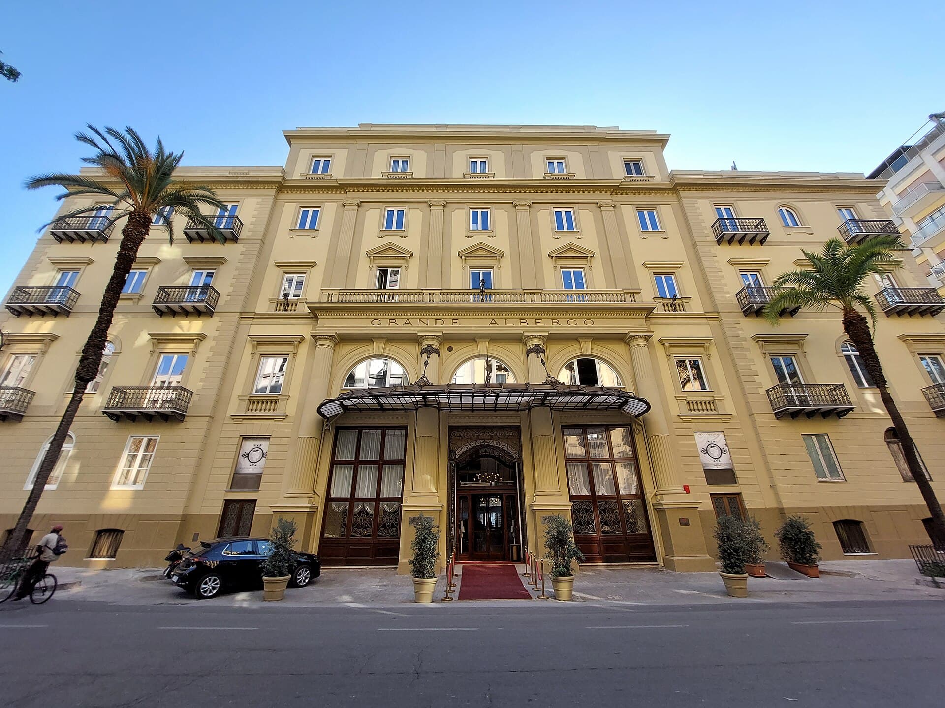 Grand Hotel et Des Palmes (via Wikimedia Commons, CC BY 4.0)