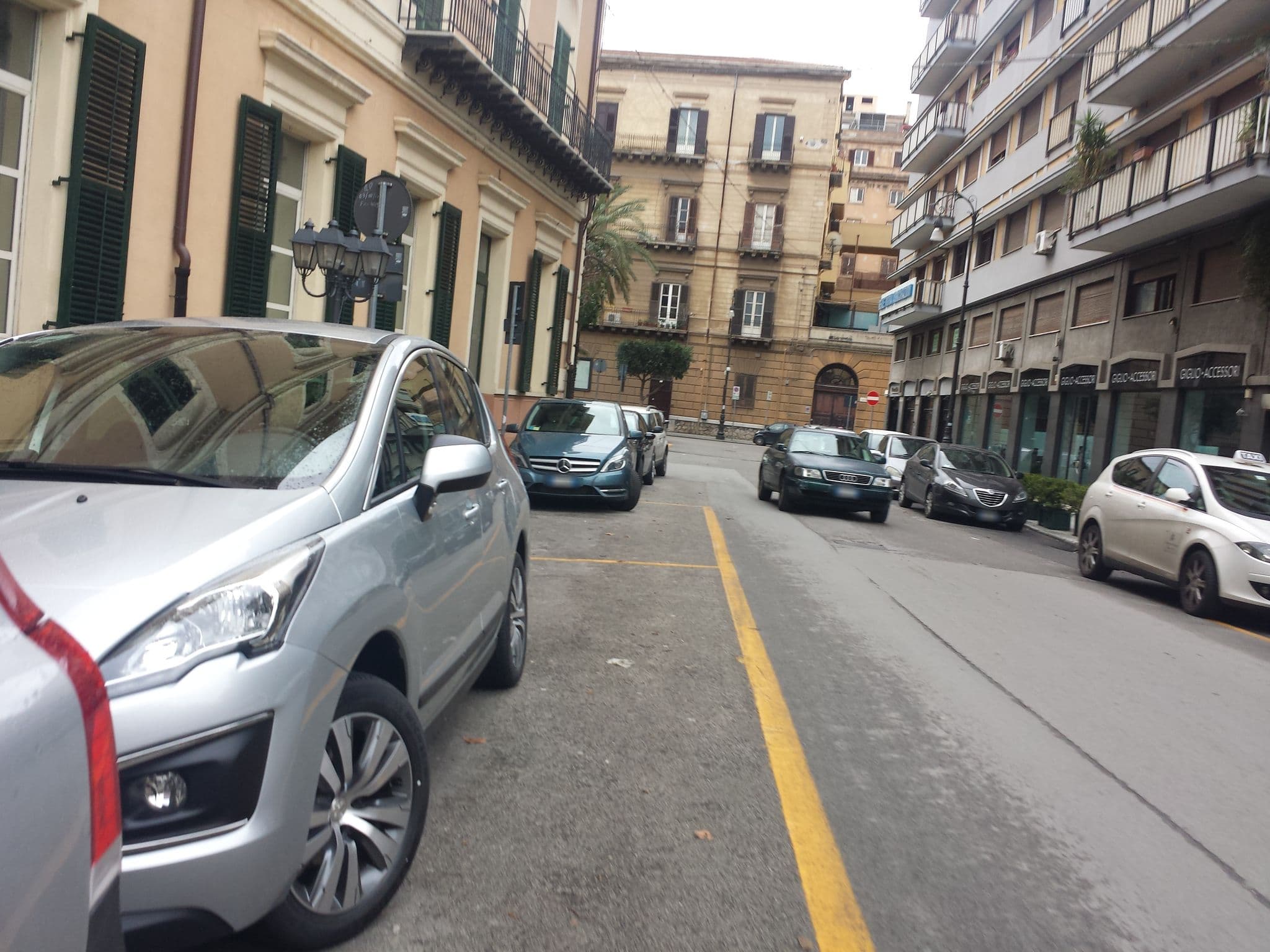 Street view near Excelsior Palace Hotel SRL Acqua Marcia Turismo SPA, Palermo — © aborruso (CC BY-SA · Mapillary)