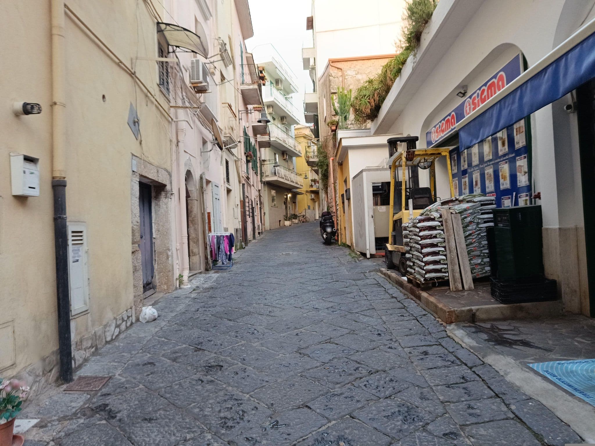 Street view near La rosa dei venti, Gaeta — © odiug (CC BY-SA · Mapillary)