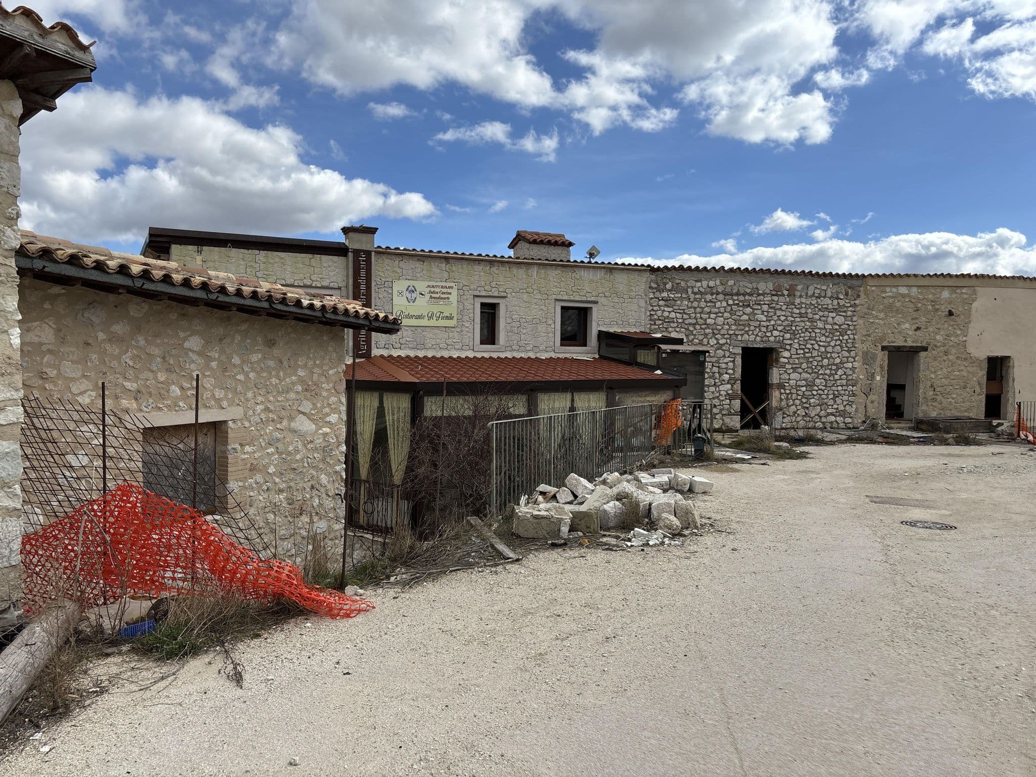 Street view near B&B Lo Sguardo Sul Pian Grande, Norcia — © robot8a (CC BY-SA · Mapillary)
