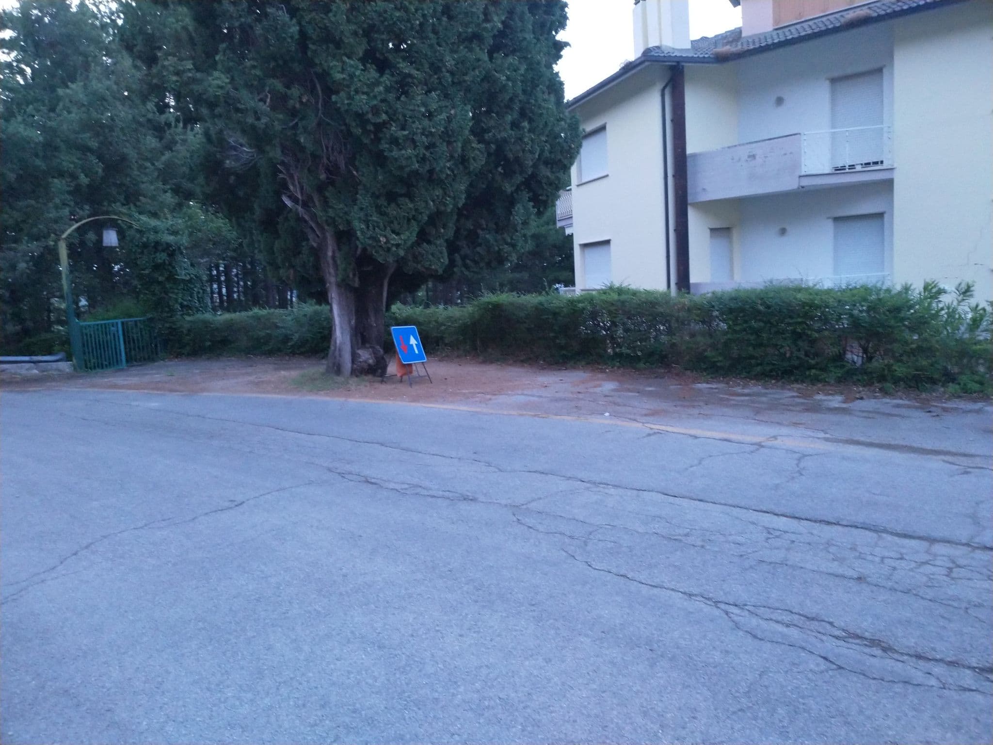 Street view near Hotel Arte, Isola del Gran Sasso d'Italia — © jackyes (CC BY-SA · Mapillary)