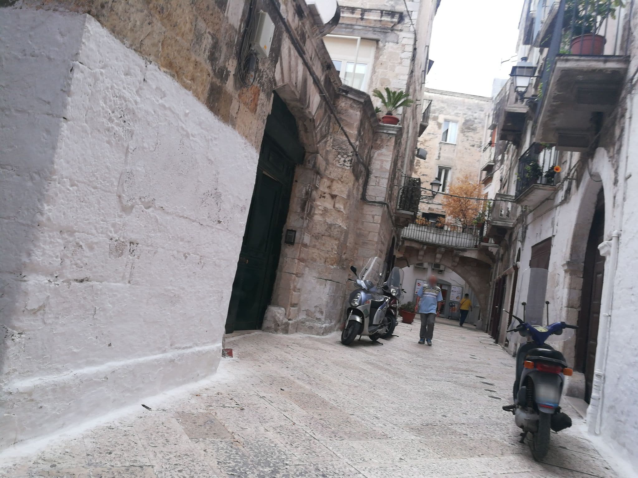 Street view near La Casa Di Pierino, Bari — © davided (CC BY-SA · Mapillary)