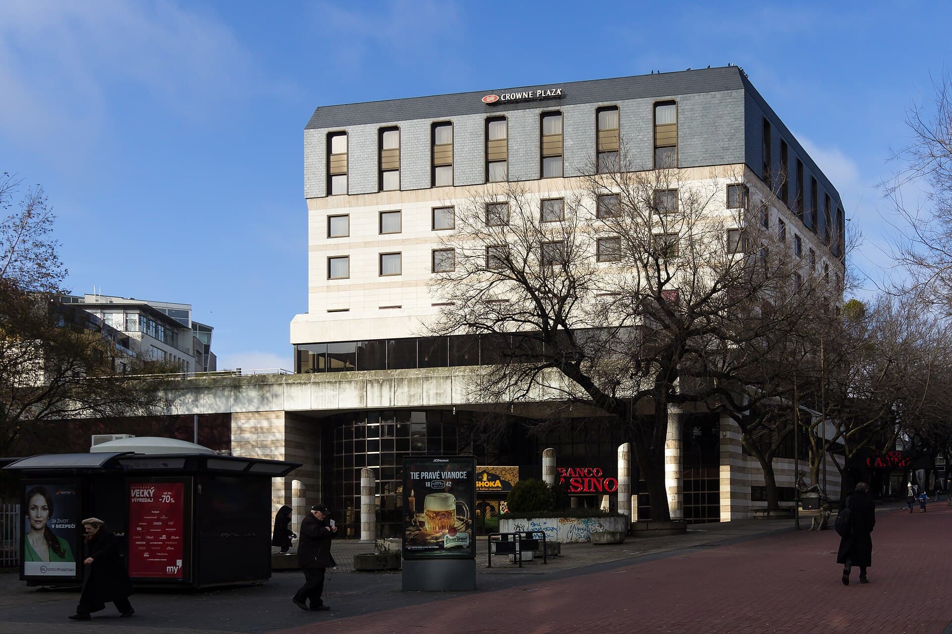 Crowne Plaza (via Wikimedia Commons, CC BY-SA 4.0)