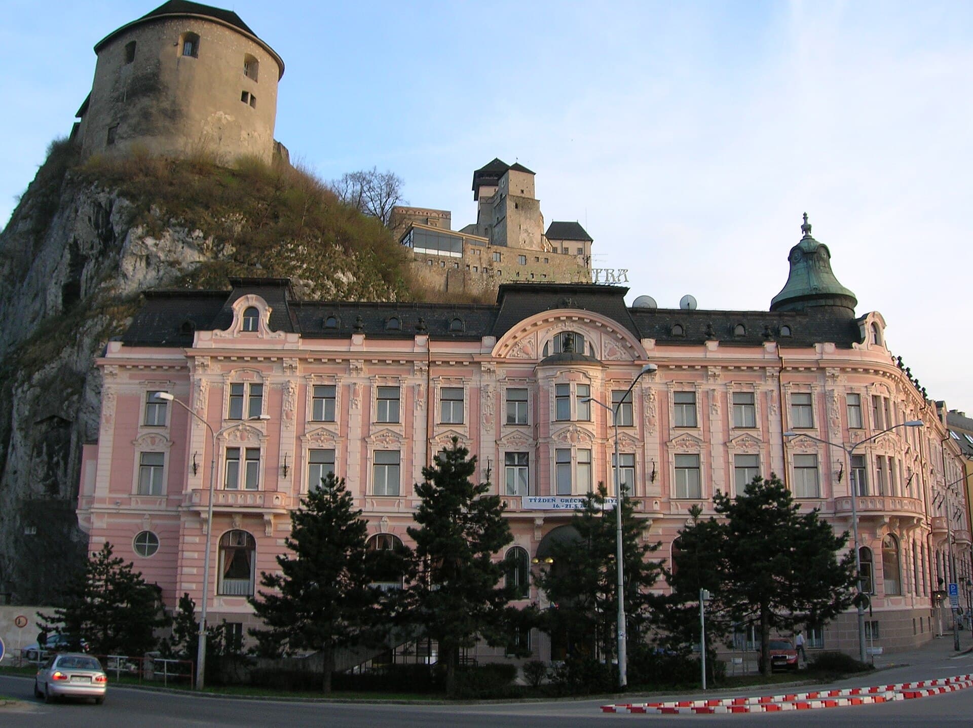 Hotel Elizabeth (via Wikimedia Commons, CC BY 2.5)