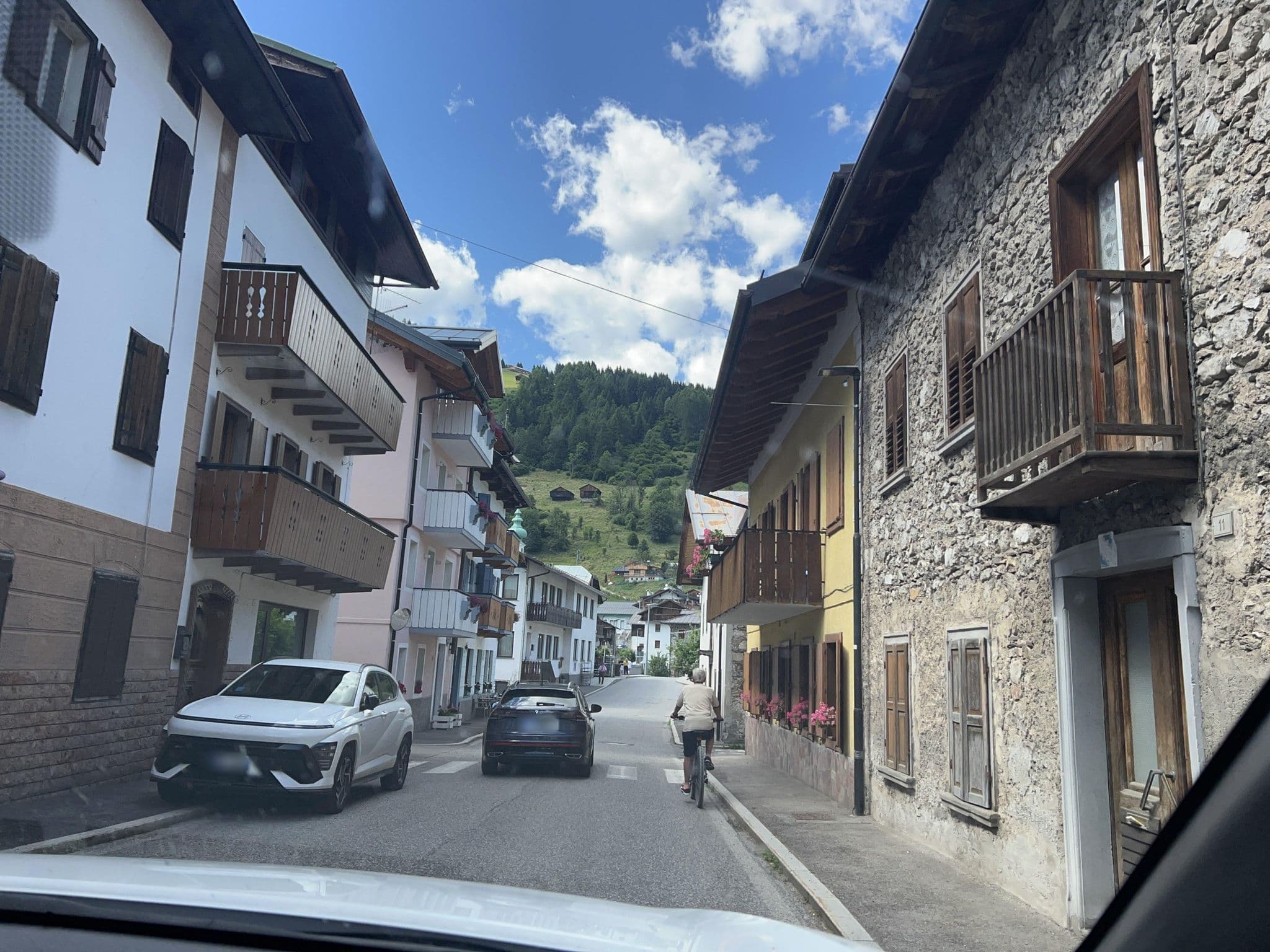 Street view near Albergo Vittoria, Santo Stefano di Cadore — © igorzo (CC BY-SA · Mapillary)