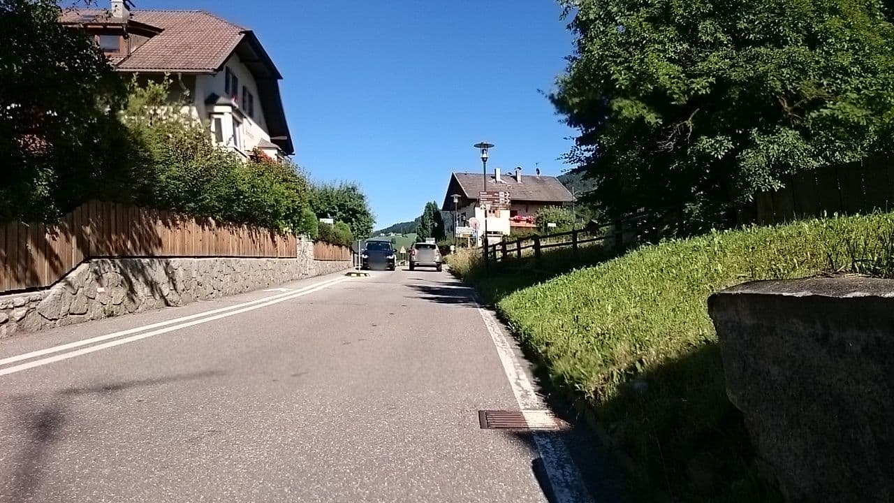 Street view near Hengler Hof, Valdaora di Mezzo — © voschix (CC BY-SA · Mapillary)