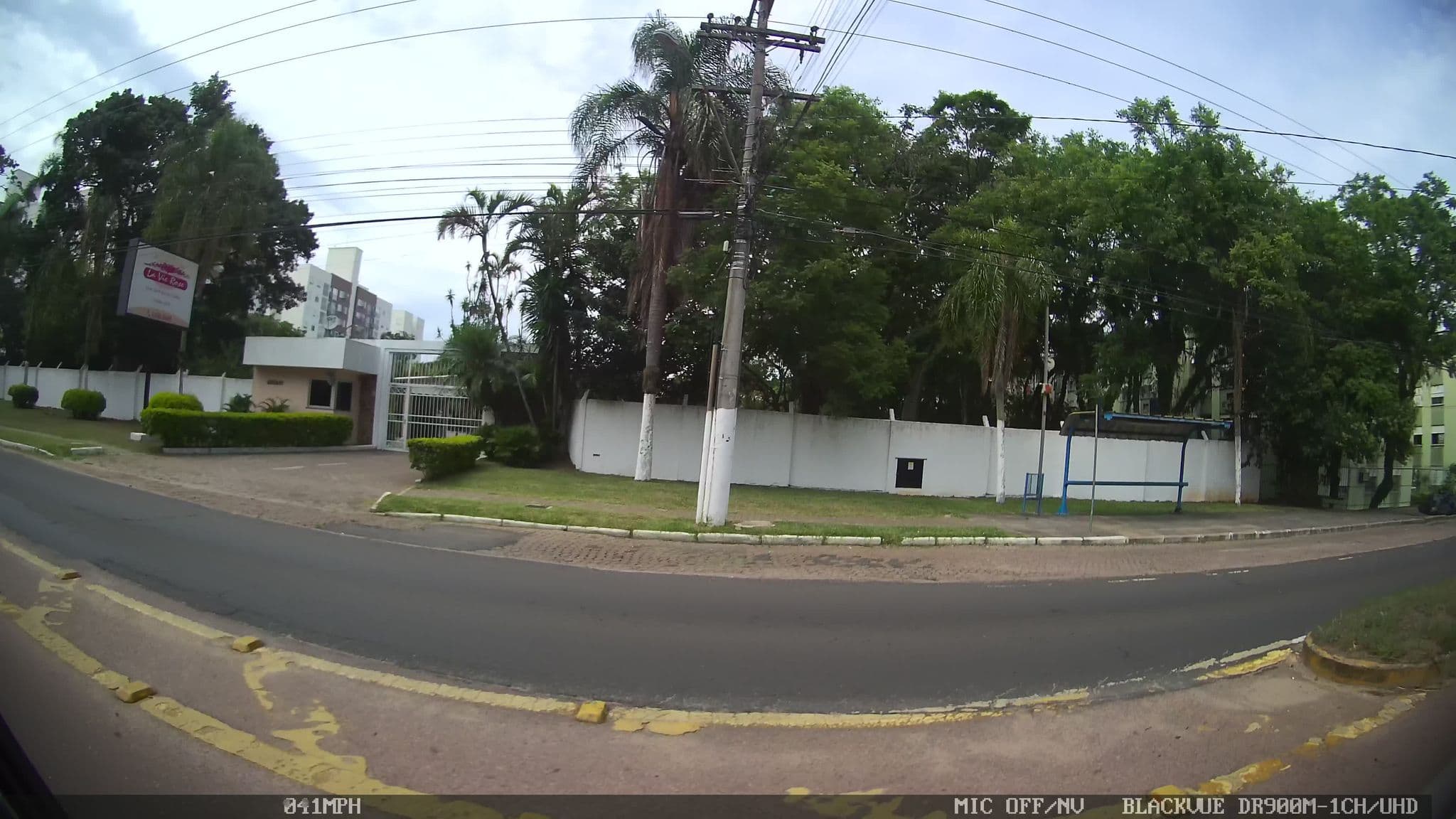 Street view near Hotel Residencial La Vie Rose, Porto Alegre — © kaart_1 (CC BY-SA · Mapillary)