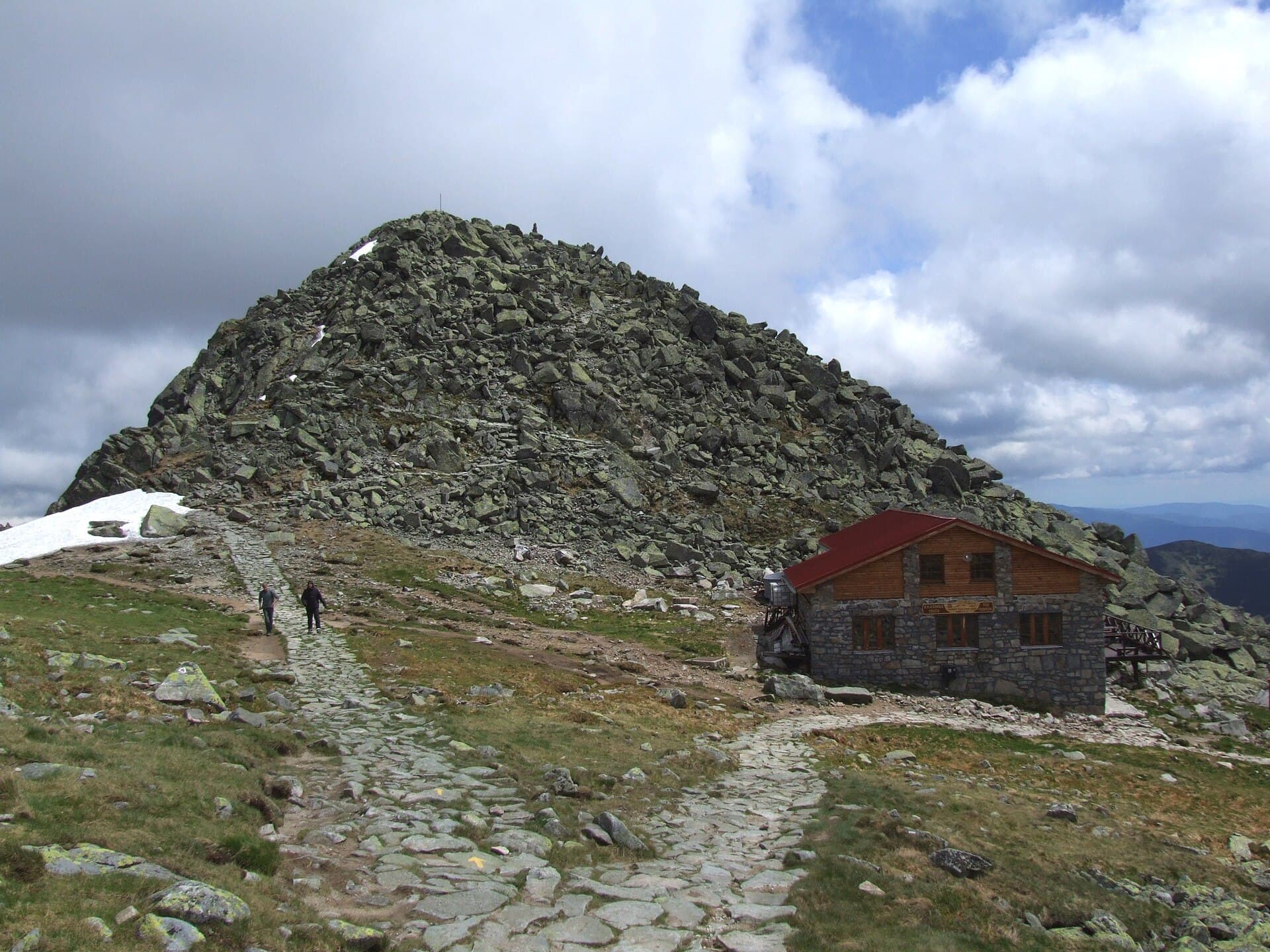 Kamenná chata pod Chopkom (via Wikimedia Commons, CC BY-SA 4.0)
