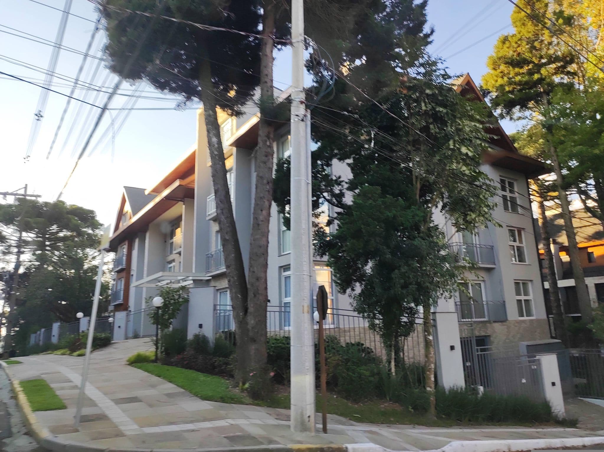 Street view near Pousada Pinha Pinhão, Gramado — © diegokrein (CC BY-SA · Mapillary)
