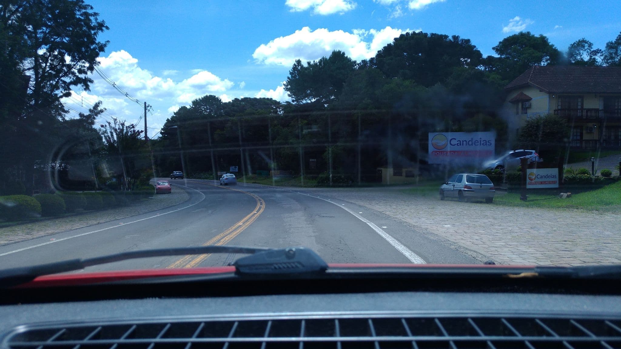 Street view near Estalagem Alineville, Canela — © viniciusgrassi (CC BY-SA · Mapillary)