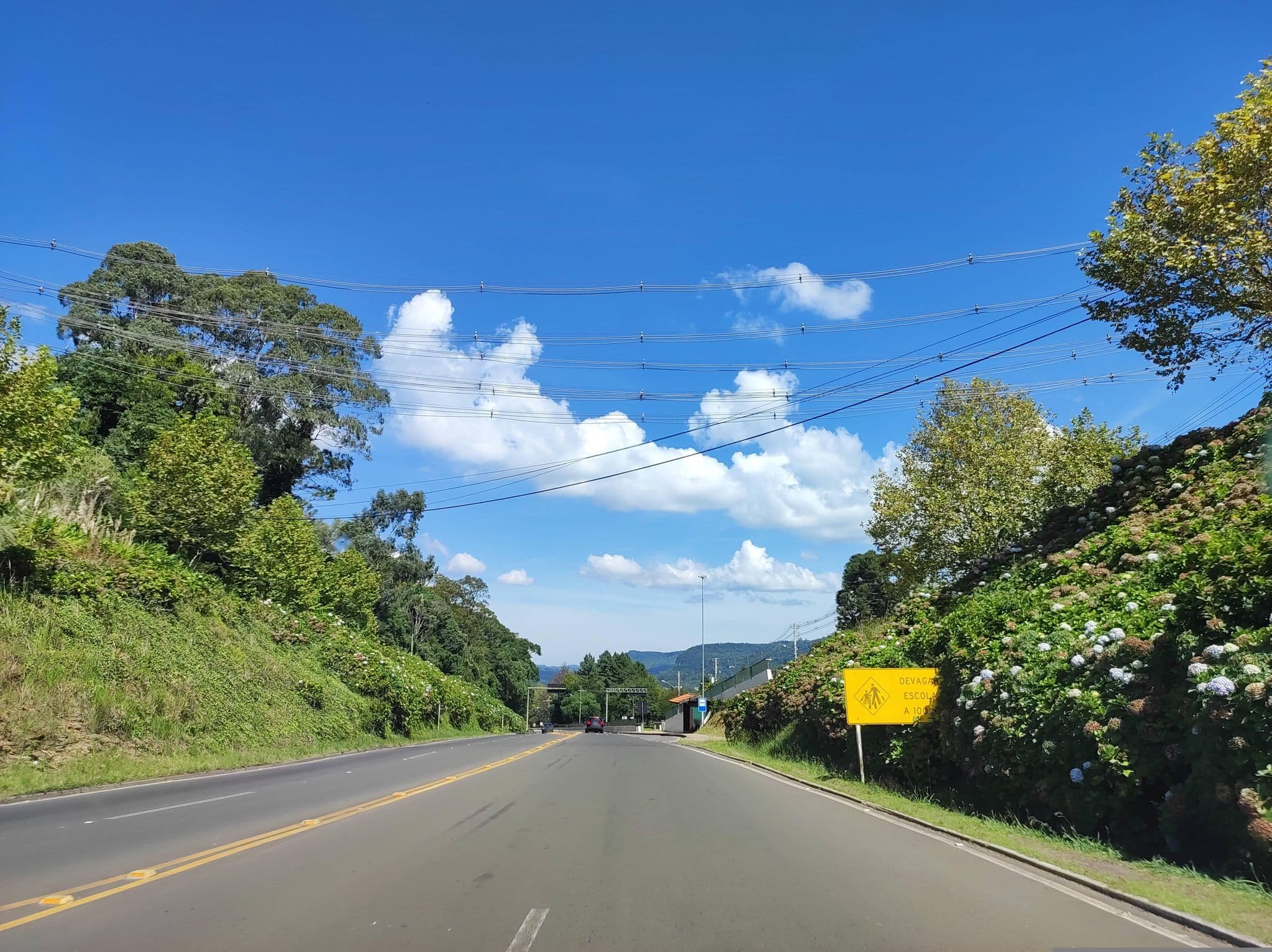 Street view near Pousada Três Pinheiros, Gramado — © diegokrein (CC BY-SA · Mapillary)