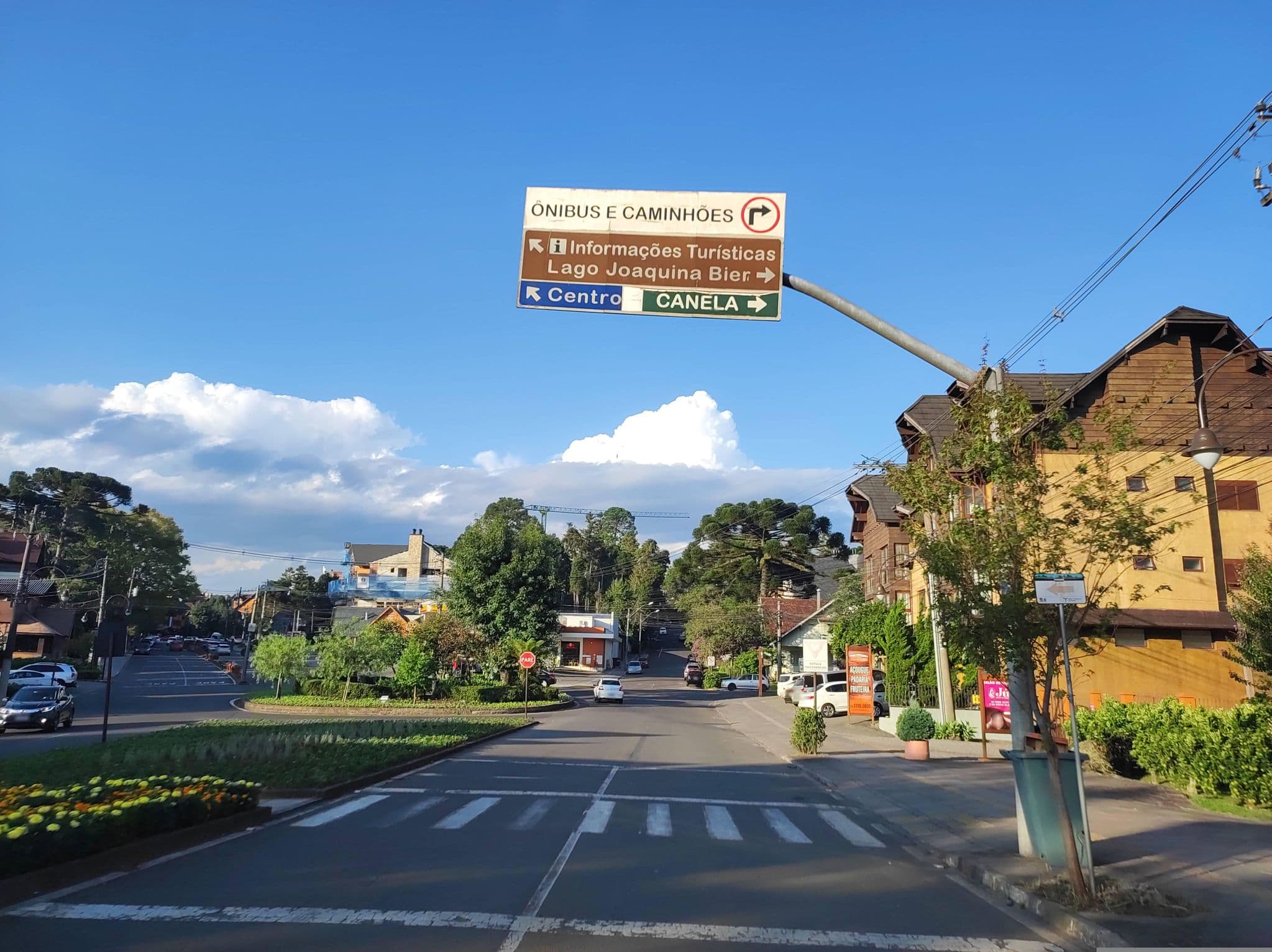 Street view near Kaster Hotel Pousada, Gramado — © diegokrein (CC BY-SA · Mapillary)