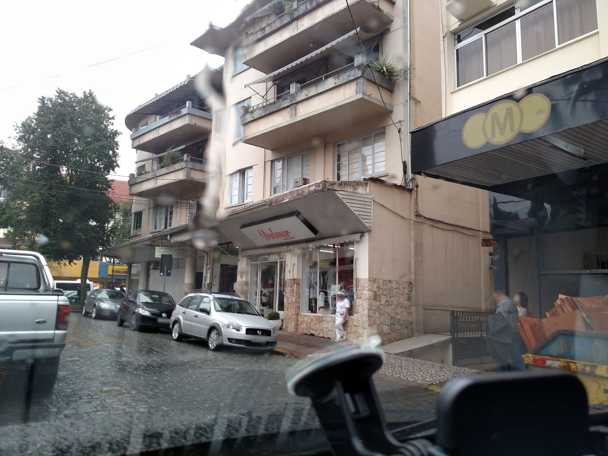 Street view near Hotel Mansiones, Blumenau — © adrianojbr (CC BY-SA · Mapillary)