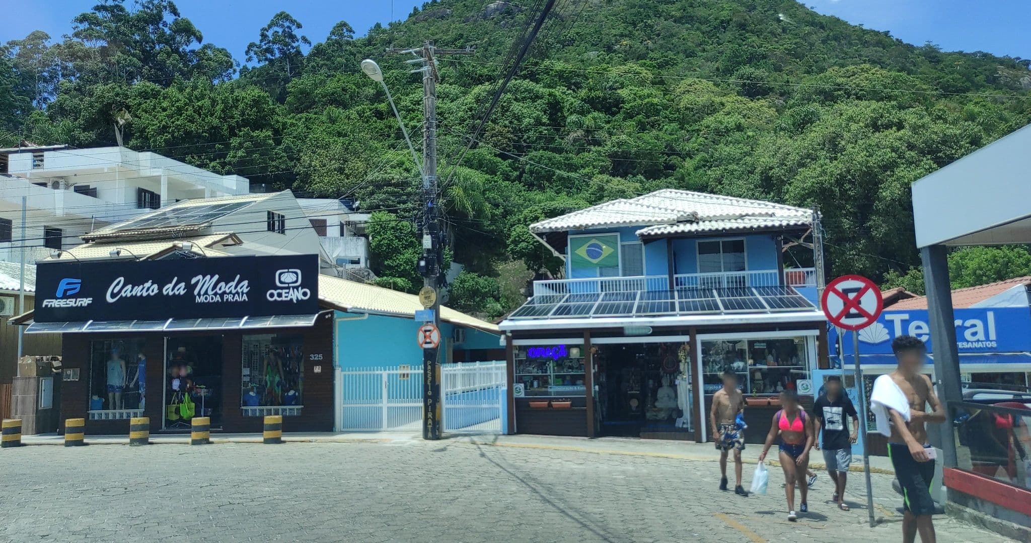 Street view near Casa Blanca Guest House, Bombinhas — © diegokrein (CC BY-SA · Mapillary)
