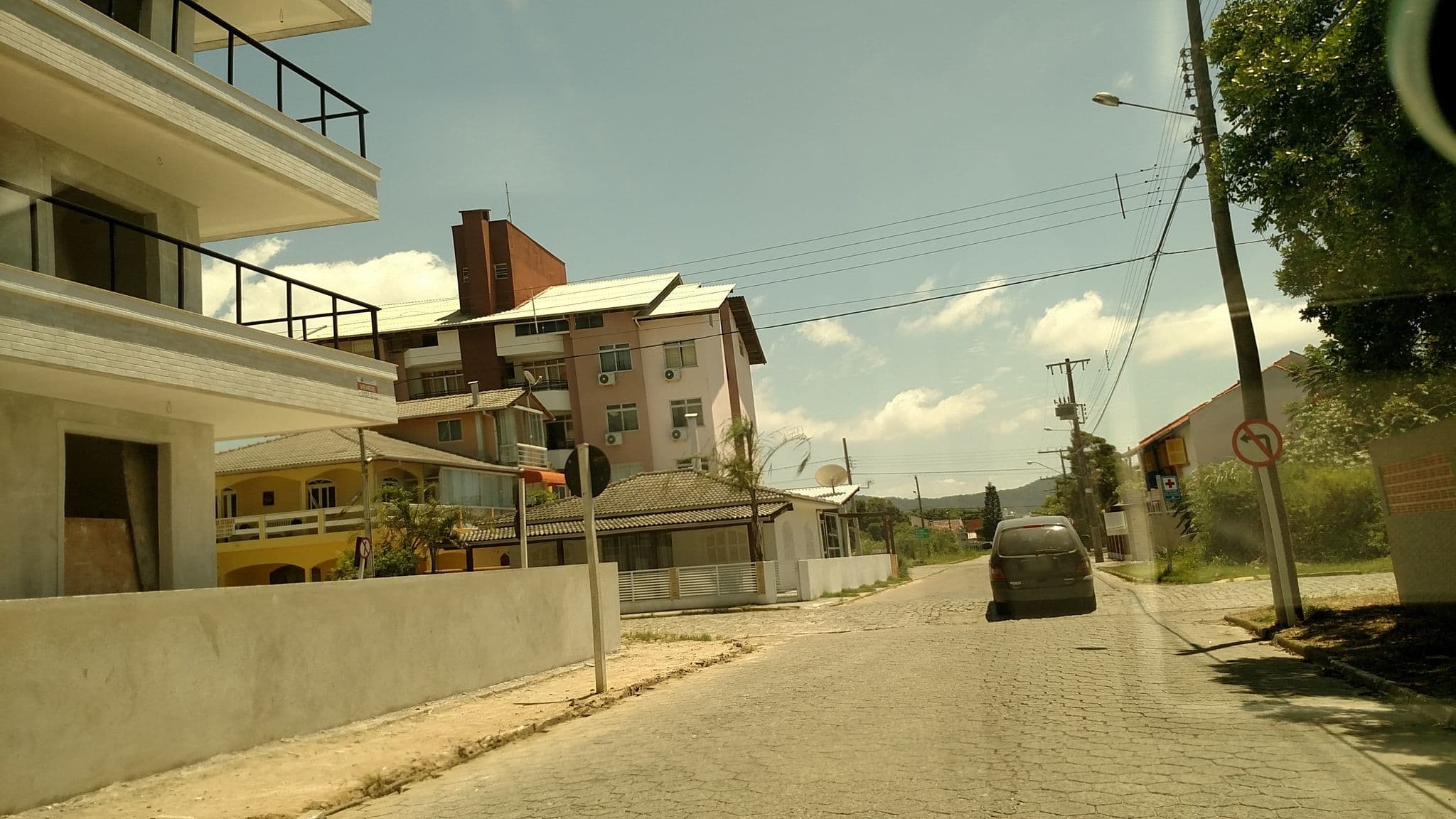 Street view near Bombinhas Beach, Bombinhas — © poeiradasestrelas (CC BY-SA · Mapillary)