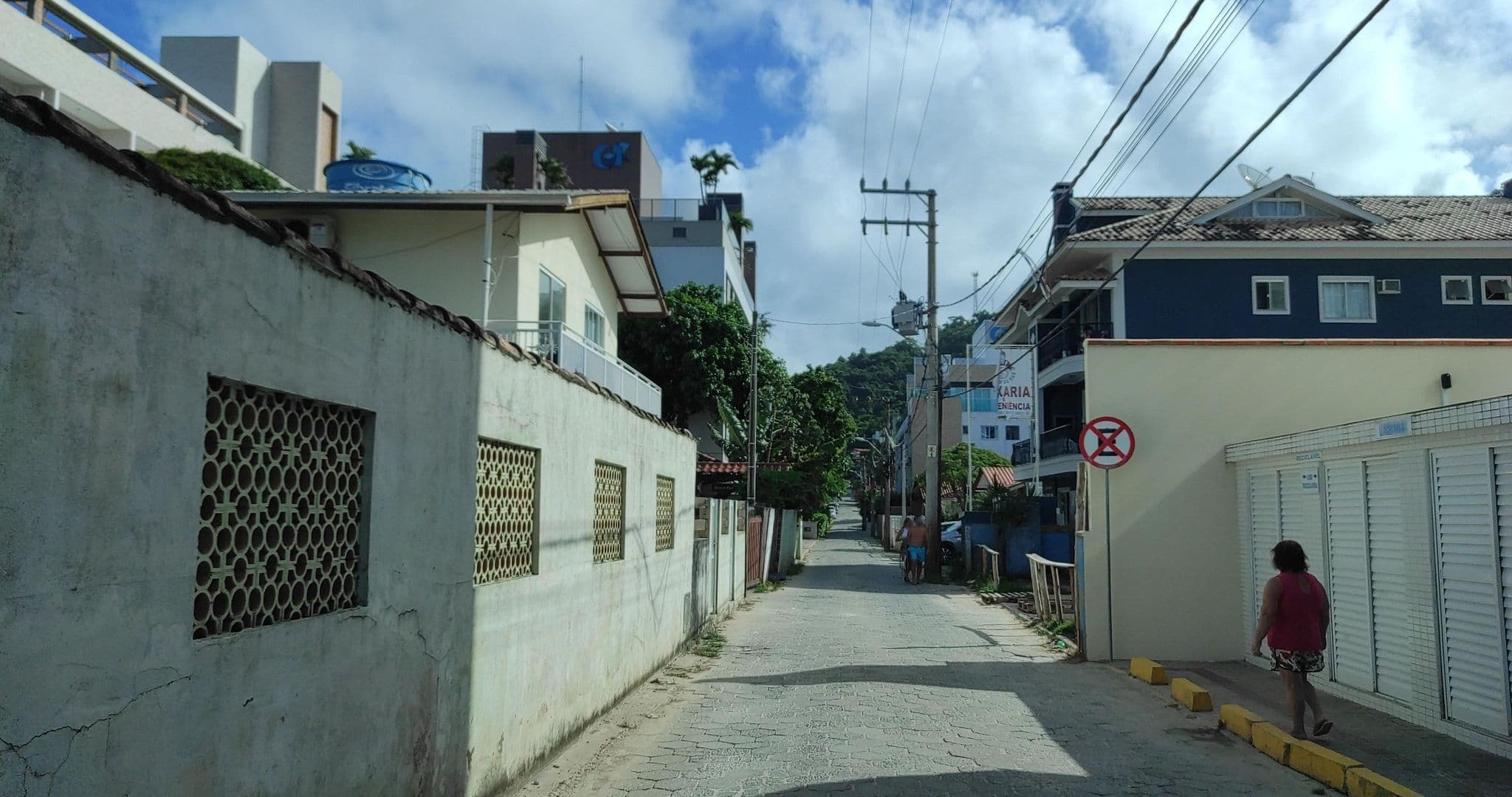 Street view near Pousada Porto Feliz, Bombinhas — © diegokrein (CC BY-SA · Mapillary)