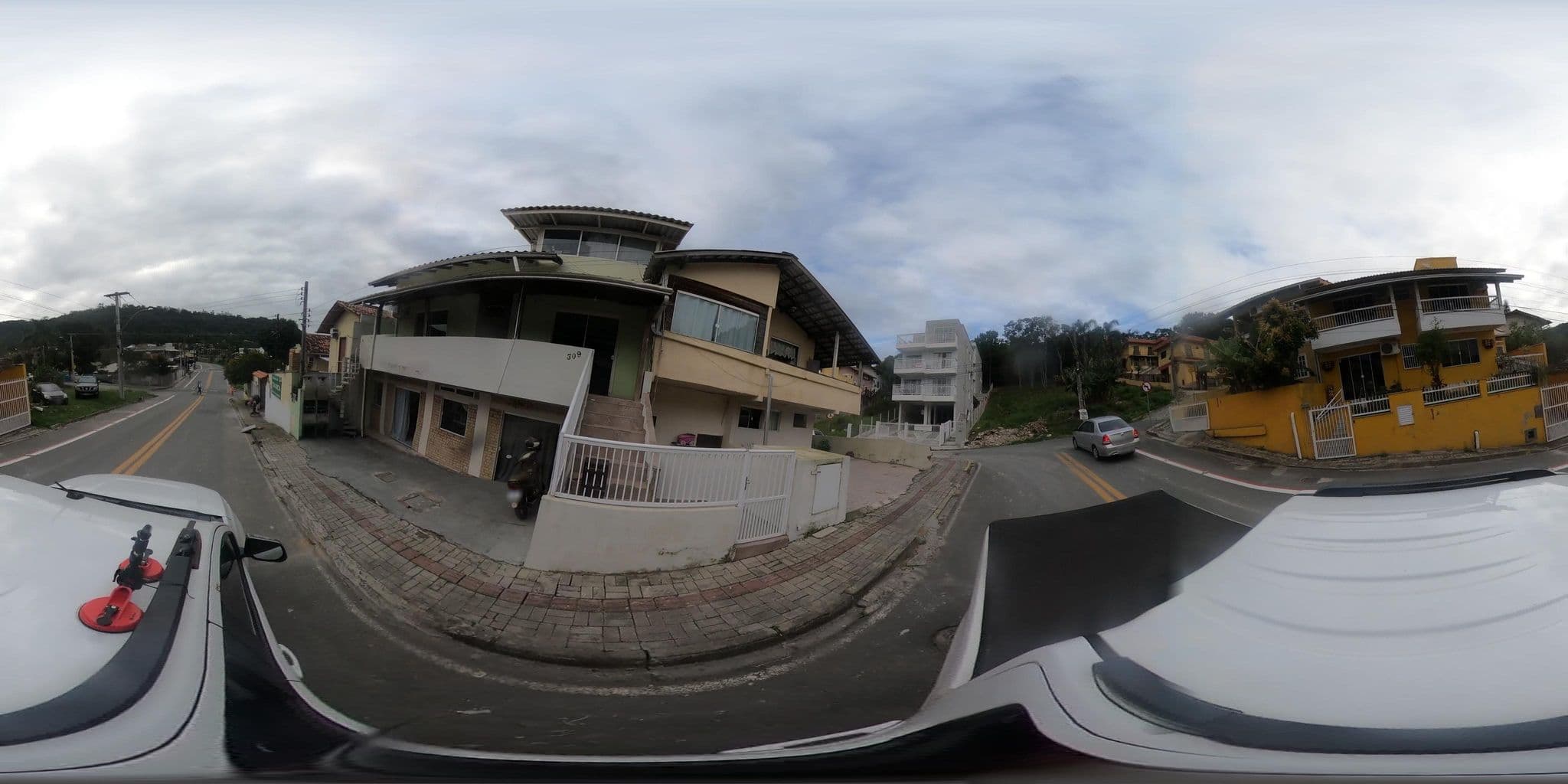 Street view near Pousada Los Abuelos 👴👵, Bombinhas — © jaderbavaresco (CC BY-SA · Mapillary)